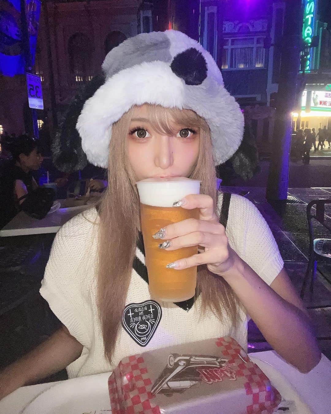 のインスタグラム：「ユニバでかんぱーーーいっ🍻 ❤︎ ❤︎ #ユニバ #USJ  #東京 #脚フェチ #japan  #脚が本体のギャルコスプレイヤー #かえるちゃん #介護美容師 #撮影会モデル #ポートレート女子 #ポートレート撮影 #被写体モデル #good_portraits_world #hueart_life #lovers_nippon_portrait #pasha_magagine #portrait_shot #写真好きな人と繋がりたい #お洒落さんと繋がりたい #角色扮演  #얼스타그램 #팔로우 #コスプレイヤー #バーレスクヤバイ #バーレスク東京 #ギャル #派手髪 #cosplay  #cosplayer  #followme」