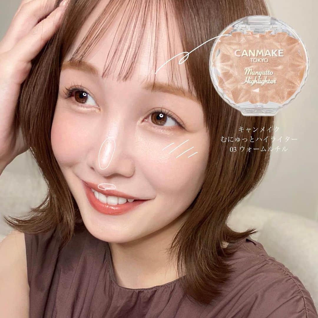 海老原りさのインスタグラム：「CANMAKE 　 　 寝不足でお肌が元気じゃないなって日は メイクでどうにか誤魔化すんだけど 絶対欠かせないのはハイライト。 　 そして私のスタメンハイライトはこれ↓  キャンメイク むにゅっとハイライター ¥638(税込)  新色の03 ウォームルチルは シルバー&ベージュパール、 ゴールド&レッド偏光パール配合で 既存色よりも肌なじみを重視した 使いやすいカラー🤭  このハイライトは好きすぎて 全色持っているんだけど、 　 鼻先や鼻筋、目頭や涙袋など しっかりツヤが欲しい所にピンポイントで 密度のあるツヤを作れちゃうからおすすめ。 　 ツヤというか、これはもう反射板だと思う🉐  指でとってのせた時の やり過ぎなくらいの輝きが なにもかも誤魔化してくれちゃうよ😛笑 　 小さいのでポーチに入れて持ち歩いてる🫶🏻✨    2023年9月下旬 発売 #むにゅっとハイライター#canmake #キャンメイクむにゅっとハイライター #むにゅっとハイライター03」