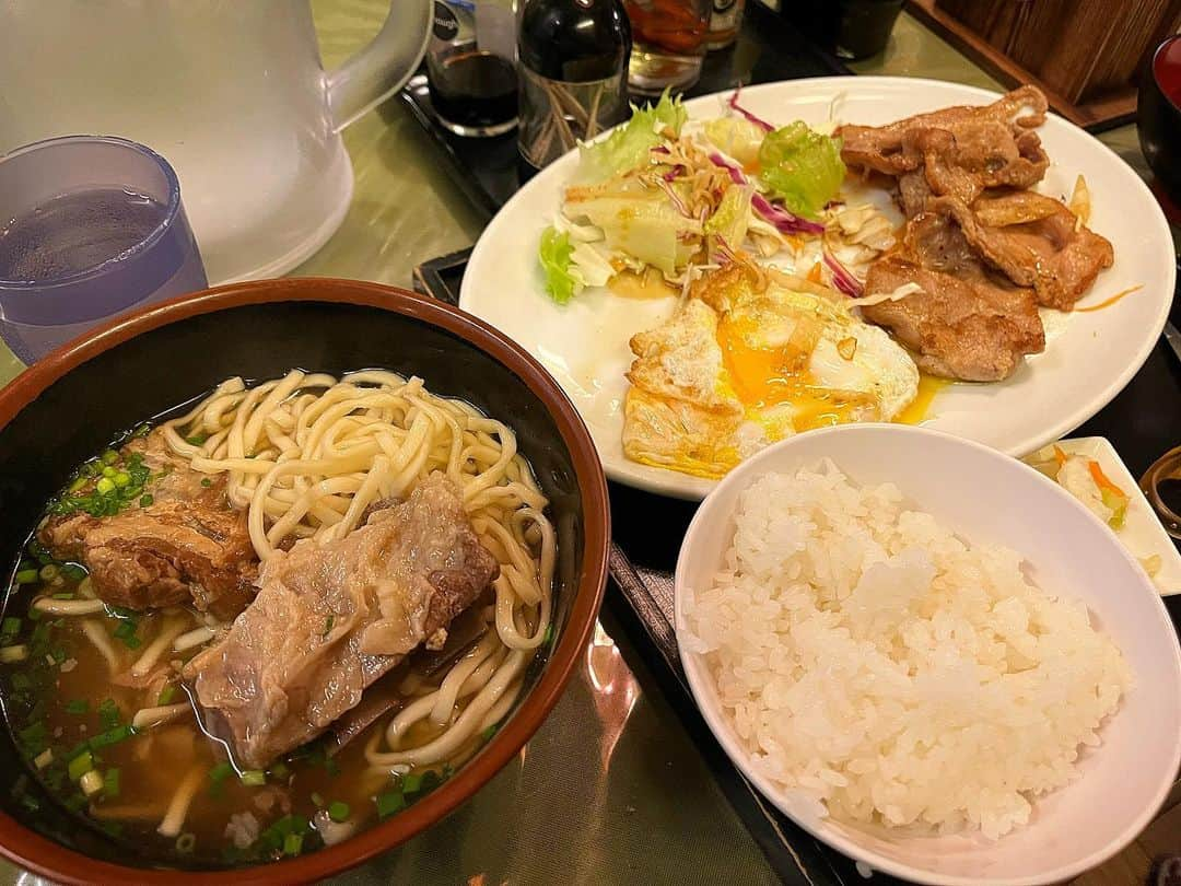 友稀サナのインスタグラム：「水中観光船のあとは辻にある食堂へ🍚🍴 . あきそば&かみゅ〜🍜 . お店には看板犬の顔がちっこくて目がまん丸の激可愛なトイプーちゃんが居ます☺️🐕 ドッグカフェとかじゃない普通の飲食店で犬がウロウロ出来る環境って東京には全然無いよねｪ🥲 . 私は子供達と3人分〜って考えて生姜焼き定食とそばを頼んだけど、 ほとんど子供達が食べた😇 良いけども❗️全然❗️美味しいって事だもんね❗️ 好きなだけ食べてくれて良いんだけども❗️ サラダと目玉焼きとそば数口しか残されてないやんけｪ…🫠って なってたらお義母やんが自分のそばくれた😉 遠慮なく食べた☺️(とんだ嫁だな) . ご飯の後は子供達のお昼寝タイムがあるから一旦解散🙌 . 夜はお義父やんがご飯連れて行ってくれる事になったからみんなで サムズ😚🍴久茂地のマウイだよ🏝️⚓️ . ザ‼️沖縄の観光レストランだよね🍴🍖 シェフが目の前の鉄板でパフォーマンスしてくれるから子供達も 楽しいだろうって😌✨🍹. 平日の19時だったけどお客さん誰も居なくて😂帰り際にシェフと 写真まで撮れちゃったよ📷ww . 最初「兄が食べられるの米くらいしか無いなｧ…」ってメニュー 見てたらセットにはカレースープがついてくるって書いてあって、 試しに飲ませてみたら美味しかったらしく、その後は1人でちゃんと食べ進めてた😭👏‼️✨ 実は兄さん保育園でカレーが食べられるようになったの(T ^ T)✨ まじ保育園に感謝しかない🥲 外食はフードコートのうどん屋一択だった時代は締めくくられた…👏😂 . とは言えまだまだ偏食レベルは世界トップクラスだけど、 カレー(味)食べられるようになったのはまじでデカい🥹‼️ 良かったね🥲サムズはまた行けるね😂🏝️🩵 . . . #沖縄#沖縄旅行#沖縄観光 #観光#観光地#観光スポット  #那覇#ソーキそば#沖縄そば #久茂地#久茂地グルメ  #サムズ#鉄板焼き #ステーキ#鉄板焼きディナー  #沖縄グルメ#観光レストラン #3歳男の子#2歳女の子 #年子#年子ママ#年子兄妹  #okinawa#okinawatrip  #tripmemories#ママリ #ママライフ#ママカメラ #2児ママ#兄妹ママ」