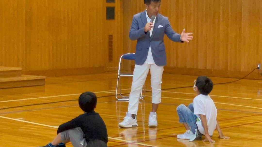 松山三四六さんのインスタグラム写真 - (松山三四六Instagram)「🦷  阿智村浪合小学校🏫  全国から視察が来る、 素敵な建築様式の学校です。  「ハミガキは愛なんだ」を 流しながら、 給食後の歯磨きをしているというので、 とっても嬉しくて☺️  １時間の授業をさせて頂き、 学童のみんなと素敵な時間を過ごすことが出来ました😁  お礼に、 生で「ハミガキは愛なんだ」を 歌わせていただきました。  子どもたち、 先生、 保護者PTAの皆様、 心から ありがとうございました😊  #ハミガキは愛なんだ #浪合小学校 #阿智村  #虫歯ゼロ」9月21日 12時51分 - sanshiroumatsuyama