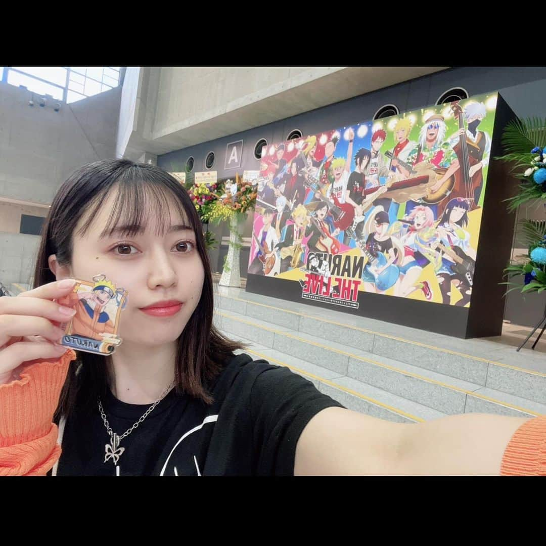 西山野園美さんのインスタグラム写真 - (西山野園美Instagram)「××  NARUTO THE LIVEへ行ってきました🍥(9月初旬)  ガチ勢決め込んで2日間ソロ参戦しました。 アーティスト的にNARUTOの懐メロはあまり聴けないのかと思いきや、むしろ沢山聴く事ができたので思った以上に誰よりも盛り上がった☺️✊  CHICO→『wind』(ガチのセンスの鬼) KANABOON→『遥か彼方』(ありがとうを全世界の言葉で言いたい) FLOW→『CLOSER』(よくない。本当に色んな意味でダメな曲。訳：ありがとう)  NARUTOの楽曲、アルバムでも持ってるくらい好きな曲多くて、思い出も沢山で、NARUTOがキッカケで好きになったアーティストも沢山いたので今回色んな曲を生で聞けたの本当に最高だった……  NARUTO関係ないけど、いきものがかりとORANGE RANGEのオリ曲のセトリが世代的にブッ刺さる選曲で楽しすぎました。  まさかイケナイ太陽をNARUTOのライブで聴けると思わなかったのでめちゃブチあがっちゃっタア〜〜〜〜‼️‼️  大トリFLOWのGO!!!、初めて味わったけど、、、エッ、、、語彙力なくなるくらい(ずっと無い)最高な曲だね？？？？なんであんなに楽しいの？？？？二日間とも最高に最高だった、、、  そしてなんと言っても竹内順子さんと杉山紀彰さんのMCがずっと永遠にフォーエバー幸せハピネスでした。  サスケくんがずっとちょっとチャラくて良かった。 この世の苦悩を全て背負ってくれそうな包容力のあるナルトさんも良かった。兎に角水分補給を勧めてくれるナルトさん、優しかった。　  SUKI  ライブの合間のコーナーで流れる名シーンは傷口をぐりぐりされながら、収録時の貴重なお話を聞けました。  ナルトがミナトと別れるシーンでクシナへのメッセージを伝える超ゼリはテストテイクが採用された事。それを踏まえて聞くと……本当すごいや……  想いが台詞に乗る事、思っていても簡単な事じゃない。人生を背負うという意味を深く解釈できないとキャラクターに命は吹き込めない…  役と親友になる。課題だなあ〜 切実に収録現場で観察したいです。  なにがともあれ  本当に、良い、時間でした。  × × ×  #NTL #NARUTOTHELIVE #NARUTO #BORUTO #幕張メッセ」9月21日 12時49分 - nozoccho