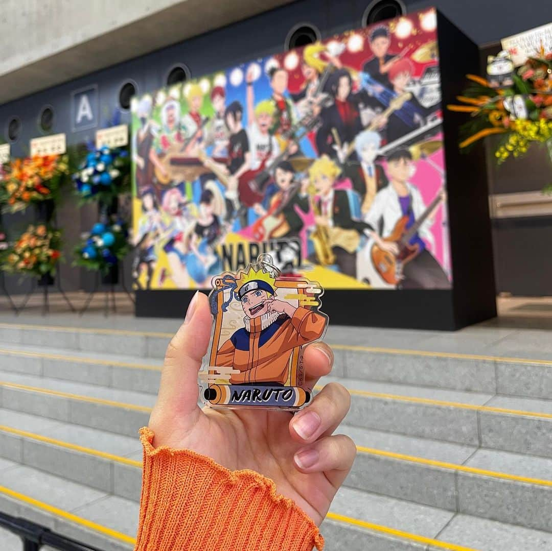 西山野園美さんのインスタグラム写真 - (西山野園美Instagram)「××  NARUTO THE LIVEへ行ってきました🍥(9月初旬)  ガチ勢決め込んで2日間ソロ参戦しました。 アーティスト的にNARUTOの懐メロはあまり聴けないのかと思いきや、むしろ沢山聴く事ができたので思った以上に誰よりも盛り上がった☺️✊  CHICO→『wind』(ガチのセンスの鬼) KANABOON→『遥か彼方』(ありがとうを全世界の言葉で言いたい) FLOW→『CLOSER』(よくない。本当に色んな意味でダメな曲。訳：ありがとう)  NARUTOの楽曲、アルバムでも持ってるくらい好きな曲多くて、思い出も沢山で、NARUTOがキッカケで好きになったアーティストも沢山いたので今回色んな曲を生で聞けたの本当に最高だった……  NARUTO関係ないけど、いきものがかりとORANGE RANGEのオリ曲のセトリが世代的にブッ刺さる選曲で楽しすぎました。  まさかイケナイ太陽をNARUTOのライブで聴けると思わなかったのでめちゃブチあがっちゃっタア〜〜〜〜‼️‼️  大トリFLOWのGO!!!、初めて味わったけど、、、エッ、、、語彙力なくなるくらい(ずっと無い)最高な曲だね？？？？なんであんなに楽しいの？？？？二日間とも最高に最高だった、、、  そしてなんと言っても竹内順子さんと杉山紀彰さんのMCがずっと永遠にフォーエバー幸せハピネスでした。  サスケくんがずっとちょっとチャラくて良かった。 この世の苦悩を全て背負ってくれそうな包容力のあるナルトさんも良かった。兎に角水分補給を勧めてくれるナルトさん、優しかった。　  SUKI  ライブの合間のコーナーで流れる名シーンは傷口をぐりぐりされながら、収録時の貴重なお話を聞けました。  ナルトがミナトと別れるシーンでクシナへのメッセージを伝える超ゼリはテストテイクが採用された事。それを踏まえて聞くと……本当すごいや……  想いが台詞に乗る事、思っていても簡単な事じゃない。人生を背負うという意味を深く解釈できないとキャラクターに命は吹き込めない…  役と親友になる。課題だなあ〜 切実に収録現場で観察したいです。  なにがともあれ  本当に、良い、時間でした。  × × ×  #NTL #NARUTOTHELIVE #NARUTO #BORUTO #幕張メッセ」9月21日 12時49分 - nozoccho