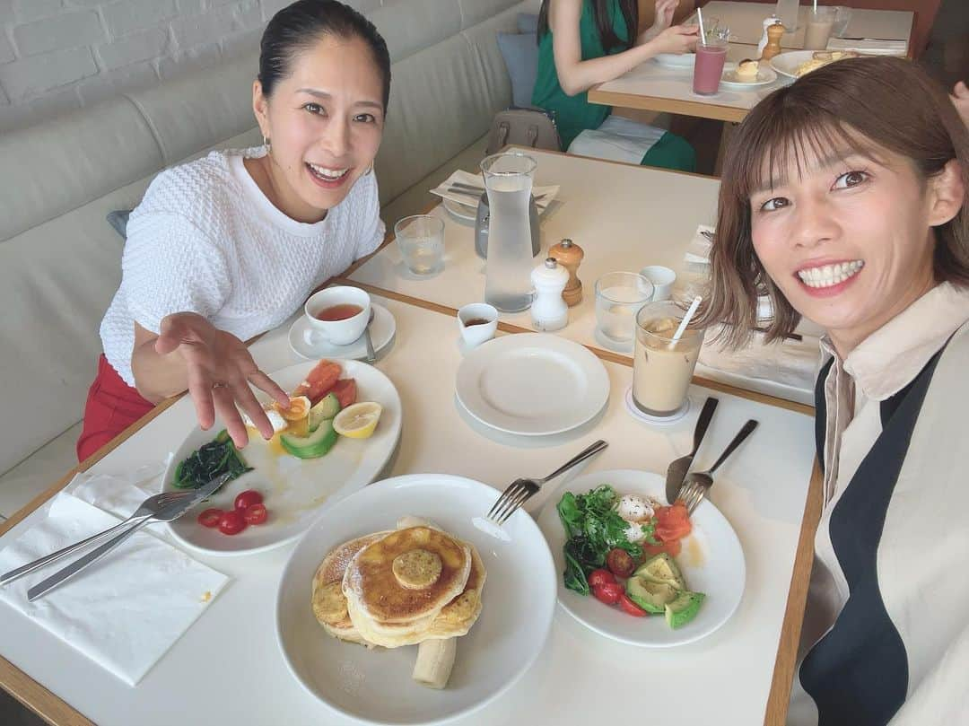 吉田沙保里のインスタグラム：「. 今朝は沙保里さんと古田さんのトークショーへ😁✨  世界で勝ち続けてこられた お2人のお話は本当に興味深く とても勉強になりました🙏✨  何百人もの来場者がいたので 気づいてもらえないかなーと 思いながらも 手を振ったら気づいてくれて🥺😍🙌✨ ビックリさせてすみませんでした😂🙏笑  そしてその後はブランチへ🥞🍴 素敵な時間をありがとうございました🥰✨ #吉田沙保里 さん #レスリング #霊長類最強 #女子アスリート #bills」