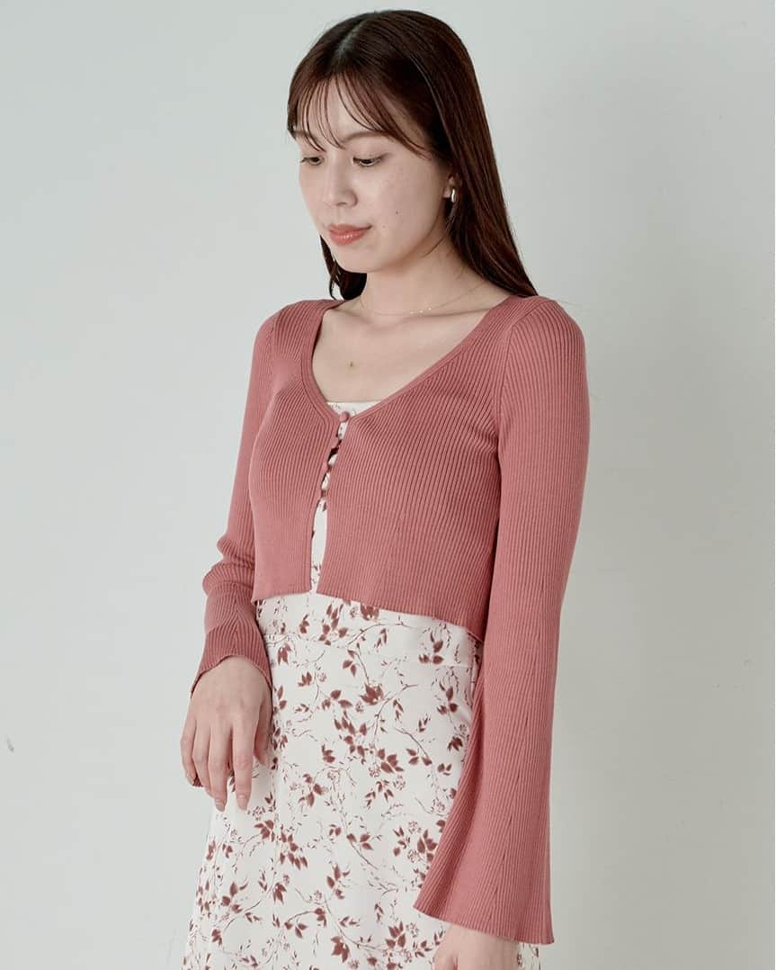 のインスタグラム：「【New Arrival 】 吊帶連衣裙和羅紋針織的超值套裝， 胸前的垂褶設計顯得更柔和。  針織外套&印花吊帶連衣裙套裝 SWNO234305 Color: GRN MOC PNK Size: 0, 1   ━━━━━━━━━━━━━━ \ USAGI ONLINE 網店優惠/  ✨ SUMMER FINAL SALE All 50%OFF  ✨精選家居服1件7折  Link in Bio ✨  #SNIDEL #SNIDELhk #autumn  #skirt #dress #onepiece #連衣裙」