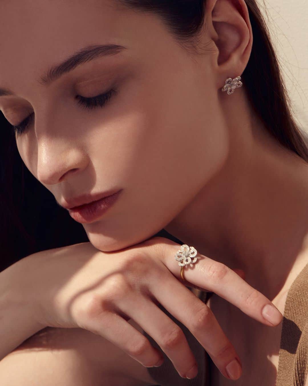 MARIHA Official Instagramさんのインスタグラム写真 - (MARIHA Official InstagramInstagram)「. 「愛と美」を象徴する薔薇の花を美しいジュエリーに昇華させた、「Timeless」シリーズの「Antique Rose」ピアス。強く美しい輝きを放つダイヤモンドとゴールドを贅沢に用い、熟練した職人による高度な技巧を駆使してデザインされた新作は、自分自身を物語る「ステイトメント・ジュエリー」として末長く愛用したい、価値あるピアス。美しく咲き誇る薔薇のような極上の煌きで、身に着ける人を生涯輝かせます。  #mariha #jewelry #timeless #antiquerose #ステイトメントジュエリー #ピアス #リング #K18ジュエリー #マリハ #mariha伊勢丹新宿店 #mariha阪急うめだ本店」9月21日 13時00分 - mariha_official