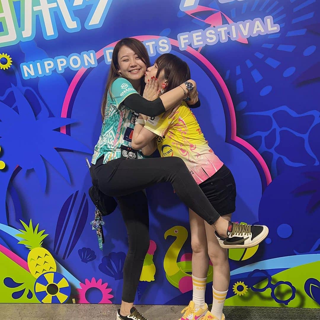 森田真結子のインスタグラム：「#日本ダーツ祭り #ダーツ祭り #ダーツ祭り2023  去年はマスク着用だったけど、今年は顔出しOK！声出し(応援)OK！ やっといつも通りのダーツ祭りが帰ってきて、ハッピーでたまらなかった。 海外からも沢山の選手が来る、1年で1番楽しみな日。 2日間＋TARGET FESTIVAL、ご参加された皆様お疲れ様でした！ (だいぶ遅い) @dartslive_japan」