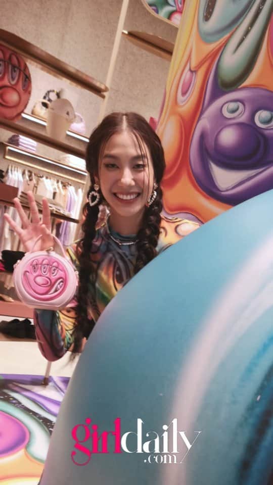 CeCi Thailandのインスタグラム：「โจริญ นักร้องสาววง 4EVE  @jorinja ร่วมงานเปิดตัวคอลเลกชัน Jaspal x Kenny Scharf ศิลปินแนวสตรีทอาร์ตระดับโลก ถ่ายทอดศิลปะลวดลายกราฟิกไอคอนิก ผ่านเสื้อผ้า กระเป๋าและรองเท้า รวมทั้งเครื่องประดับ เพิ่มลุคให้มีชีวิตชีวาและสนุกมากยิ่งขึ้นด้วยคาแรกเตอร์อันโดดเด่น  #JaspalxKennyScharf #jaspal #jaspalthailand #jorin4eve」
