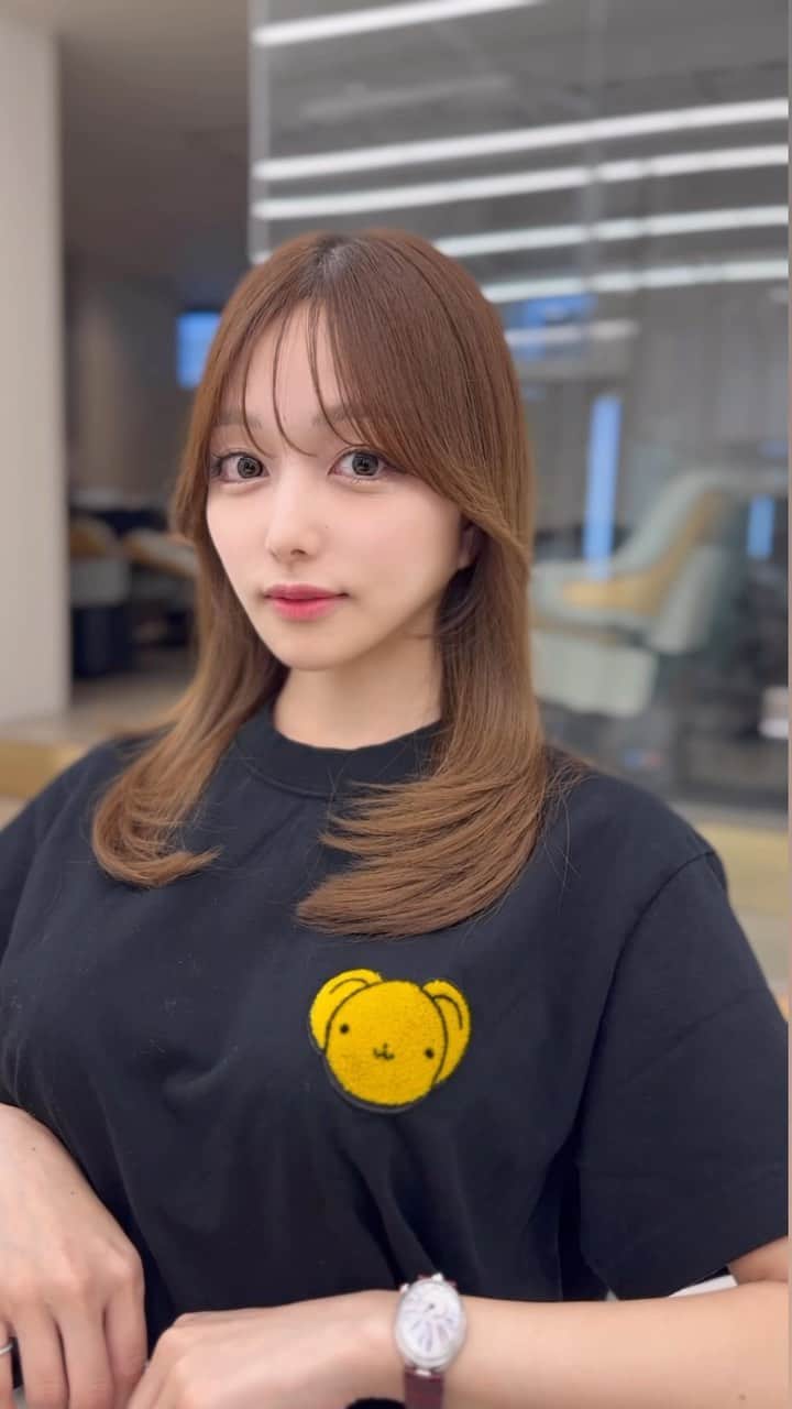 高橋英昇のインスタグラム：「フェイスレイヤーはワンカールでも結んでも可愛いです❤︎ オーダーの際に保存してお使いください✨ ˗˗˗˗˗˗˗˗˗˗˗˗˗˗˗˗˗˗˗˗˗˗˗˗˗˗˗˗˗˗˗˗˗˗˗˗˗˗ ⁡ ◌ @eisho_coa  ⁡ 前髪顔周りのどんな悩みも 是非ご相談下さい✨ ⁡ ☑︎流し前髪だけど要望と違う ☑︎前髪顔周りを切られすぎる ☑︎顔周りがなくて困っている ☑︎前髪が巻きづらく上手くいかない ☑︎変な毛がいつも前髪に出てくる ☑︎扱いづらくて困っている ☑︎おでこが狭くて悩んでいる ⁡ などなど 少しでも気になることは全てお聞かせ下さい✨ メモ持ってきても大丈夫です📝 ⁡ ˗˗˗˗˗˗˗˗˗˗˗˗˗˗˗˗˗˗˗˗˗˗˗˗˗˗˗˗˗˗˗˗˗˗˗˗˗˗ ⁡ ⁡ ◌ 料金 ◌ ・カット ¥8800 ・カット 𓂃 トリートメント ¥12100 ・カット 𓂃 カラー ¥17600 ・カット 𓂃 カラー 𓂃 トリートメント ¥22000 ⁡ ※初回のみ指名料+¥3300かかります。 2回目以降は指名料無料です。 ⁡ ⁡ 𓂃 よくあるご質問 𓂃 ⁡ ⁡ Q . 予約はどうしたらいいですか？ ⁡ ✎ プロフィールのURLからお待ちしております✨ ⁡ ⁡ Q . 場所はどちらですか？ ⁡ ✎ 東京都中央区銀座6-13-9 GIRAC GINZA 7F 【銀座駅5分、東銀座駅から徒歩3分】 ⁡ ⁡ Q . 投稿に可愛い子しか載っていないですが、 私が行っても大丈夫ですか？ ⁡ ✎もちろん大丈夫です。 僕のお客様は【3歳〜74歳】の 子連れ様から老若男女幅広いの方が ご来店してくださっております。 女性は必ず可愛くします！ 実は男性のカットも得意です。 最近ご紹介もかなり多いです✨ ⁡ Q . どんな美容師？ ⁡ ✎ お話するのが好きです✨ ただ施術中は技術に没頭する時があり その時はあまり話さなくなります✂︎ ⁡ Q . カウンセリングはしっかりしてもらえますか？ ⁡ ✎もちろんです！ 前髪顔周りの生え際、癖毛、割れめ、こめかみ、 頬骨、えら、丸顔、面長、りんかく などのお悩みもしっかりカウンセリングさせて頂いてから 施術に入らせて頂きますのでご安心ください✨ ⁡ ⁡ カットは【前髪】【ロングレイヤー】 が好きですが、 ミディアム、ボブ、ショート、 メンズカットも好きです。 巻きも得意なので、 知りたい方はなんでもお伝えします✨ ⁡ カラーはブリーチなしのワンカラーで 【艶感】【透明感】【くすみ感】が出るように 300種類以上の中から 独自の配合で調合しております。 ⁡ ストレートはダメージを最小限で抑えられるように かなりこだわっています！ 微アルカリ〜弱酸領域の範囲で施術するので 基本的に【ヘアカラー】と同時施術が可能です✨ ⁡ トリートメントはできるだけ長持ちできるように 【手触り】【質感】にこだわっています！ あとはアウトバスのヘアケアも重要なので 興味ある方はしっかり説明しています✨ ⁡ パーマは最近持ちの良いデジタルパーマが好きです。 熱処理する事で普通のパーマより持ちが良くなります。 僕の使う薬剤は基本的にダメージを最小限でかけるので コテを使って巻いても大丈夫です。 巻かなくても普段のスタイリングはかなり楽になります✨ ⁡ #銀座　#千葉　#前髪カット　#顔周りカット　#小顔カット　#おくれ毛カット　#顔周り　#前髪　#シースルーバング　#かきあげ前髪　#小顔に見える顔周り #小顔カット #似合わせカット　#おくれ毛　#前髪顔周り似合わせ」