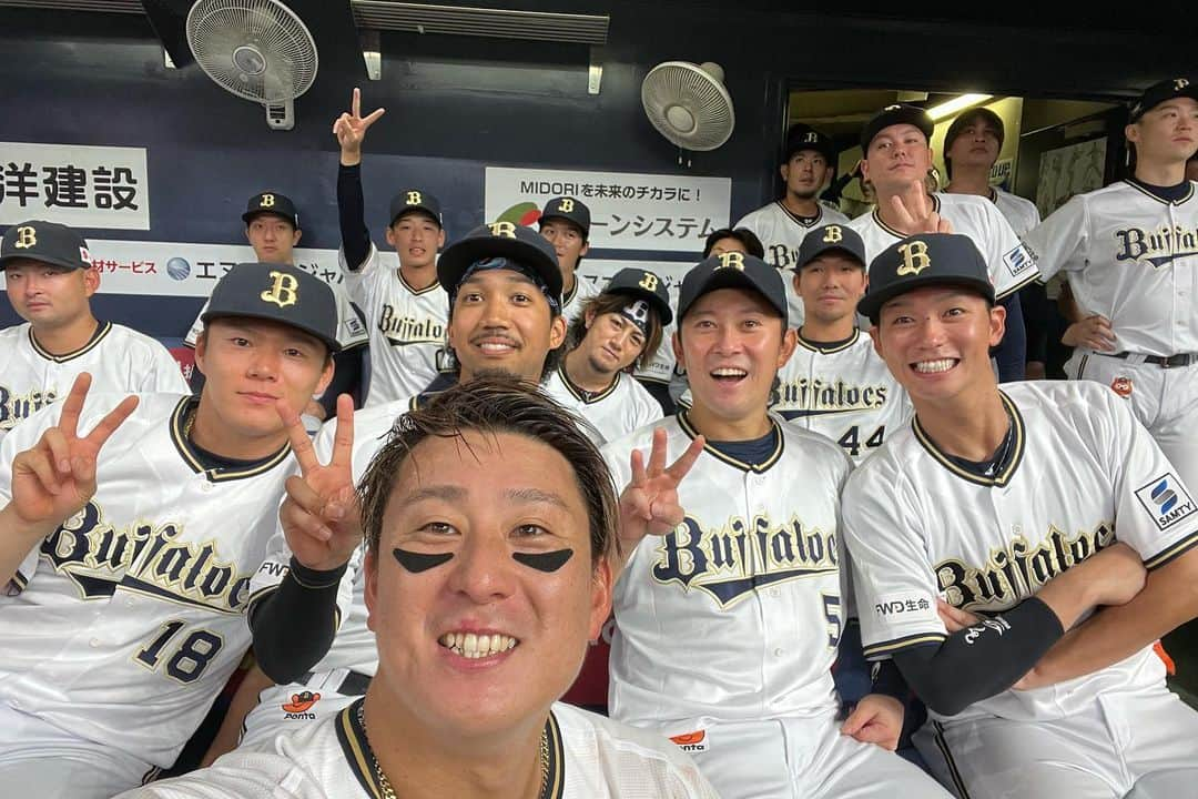 杉本裕太郎さんのインスタグラム写真 - (杉本裕太郎Instagram)「3連覇⚾️  昨日応援ヤバかったです📣📣📣 前日お立ち台で、明日決めますって言ってしまったので無事決めれてよかったです🤣 残り試合も頑張ります！ 何卒よろしくお願いします😆 #優勝 #初胴上げ #みんな好き」9月21日 13時09分 - 99tarosu345