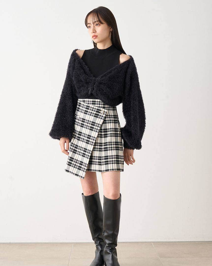 のインスタグラム：「【New Arrival 】  對角重疊的裹身設計，貼身高腰剪裁方便搭配任何上衣。  不規則短裙 SWFS234218 Color: WHT BLK BEG Size: 0, 1, 2   ━━━━━━━━━━━━━━ \ USAGI ONLINE 網店優惠/  ✨ SUMMER FINAL SALE All 50%OFF  ✨精選家居服1件7折  Link in Bio ✨  #SNIDEL #SNIDELhk #autumn  #skirt  #dress #短裙」