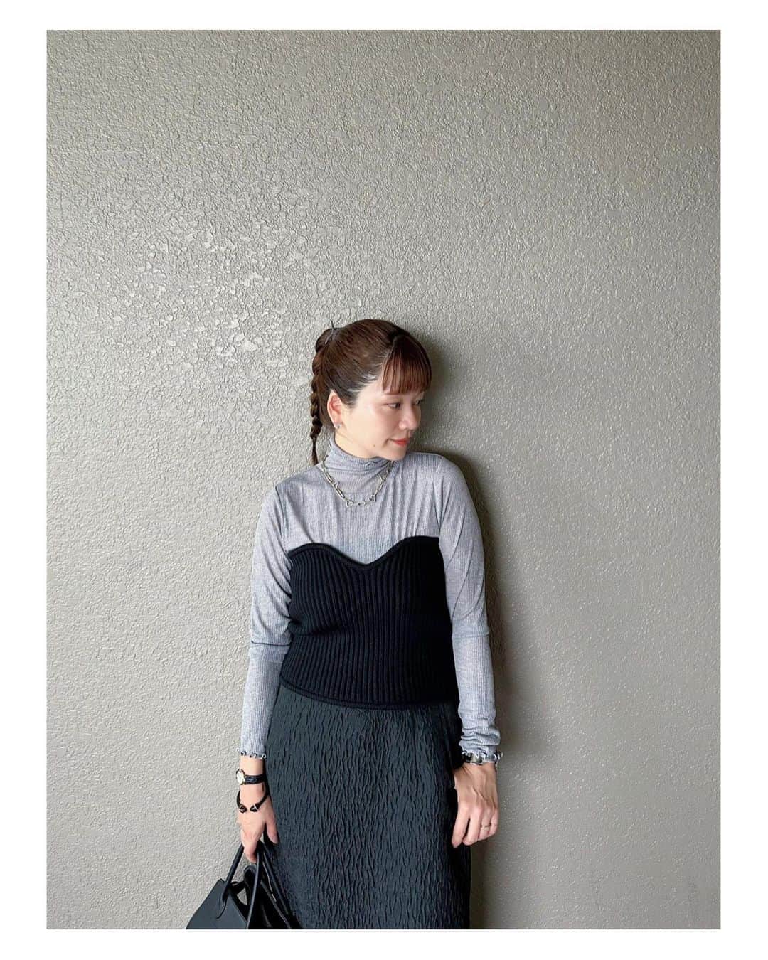 高山直子のインスタグラム：「🩶🖤 このメロータートルネック、素材が柔らかくて肌触り良く着ていてとても心地よい✨ なのに首周りや袖周りのフィット感もちょうど良くてほんとに合わせやすい万能アイテムです☺️ 今日は気分転換にビスチェ合わせ◎ アイテムはタグ付けしてます🏷️ （タグ付けの仕様が、なんか変わったよね？🤔）」