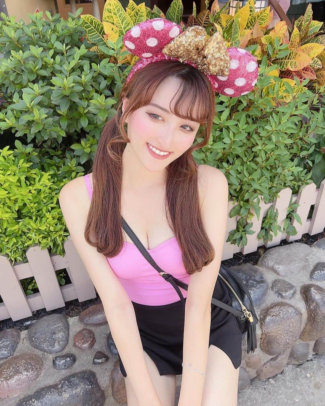 さあやさんのインスタグラム写真 - (さあやInstagram)「. 本場、FloridaのDisneyに行ってきました🇺🇸🇺🇸 とても広くて、日本とは違って4つもパークがあるらしい❣️まずはHollywood studio👀💞 Disney感より、街並みがhollywoodみたいでオシャレな印象が強かった🫢 starwars、タワテラ、 トイストーリー、が好きな人にお勧めです☝🏻💖ちなみに、私はロックンローラーコースター🎢が1番好きです！ライブのような音楽を聴きながら室内で高速ジェットコースターを体験できます🐭 フロリダは、今の時期天気が不安定で雨が降りやすいです🥲💦天気の変化が激しいので、大抵は雨がすぐに止むけど☺️そして、なんと言っても湿度が高い印象でした！日本とか台湾みたいな湿度で、久しぶりに湿気を感じた🤣 カッパを購入しておくとgood✊🏻 . . . #disney#disneyworld#disneyland#disneyhalloween#disneychannel#disneygram#disneygram#disneyparks#disneyhollywoodstudios#disneyhollywoodstudio#hollywoodstudios#disneyinsta#ディズニー#ハリウッドスタジオ#Florida#floridalife#floridaliving#フロリダ#フロリダディズニー#フロリダ生活#旅行#旅行好きな人と繋がりたい#旅行記#アメリカ旅行#アメリカ留学#アメリカ在住#留学生#留学生活#留学サポート#留学日記#大学生」9月22日 19時00分 - saya___endo