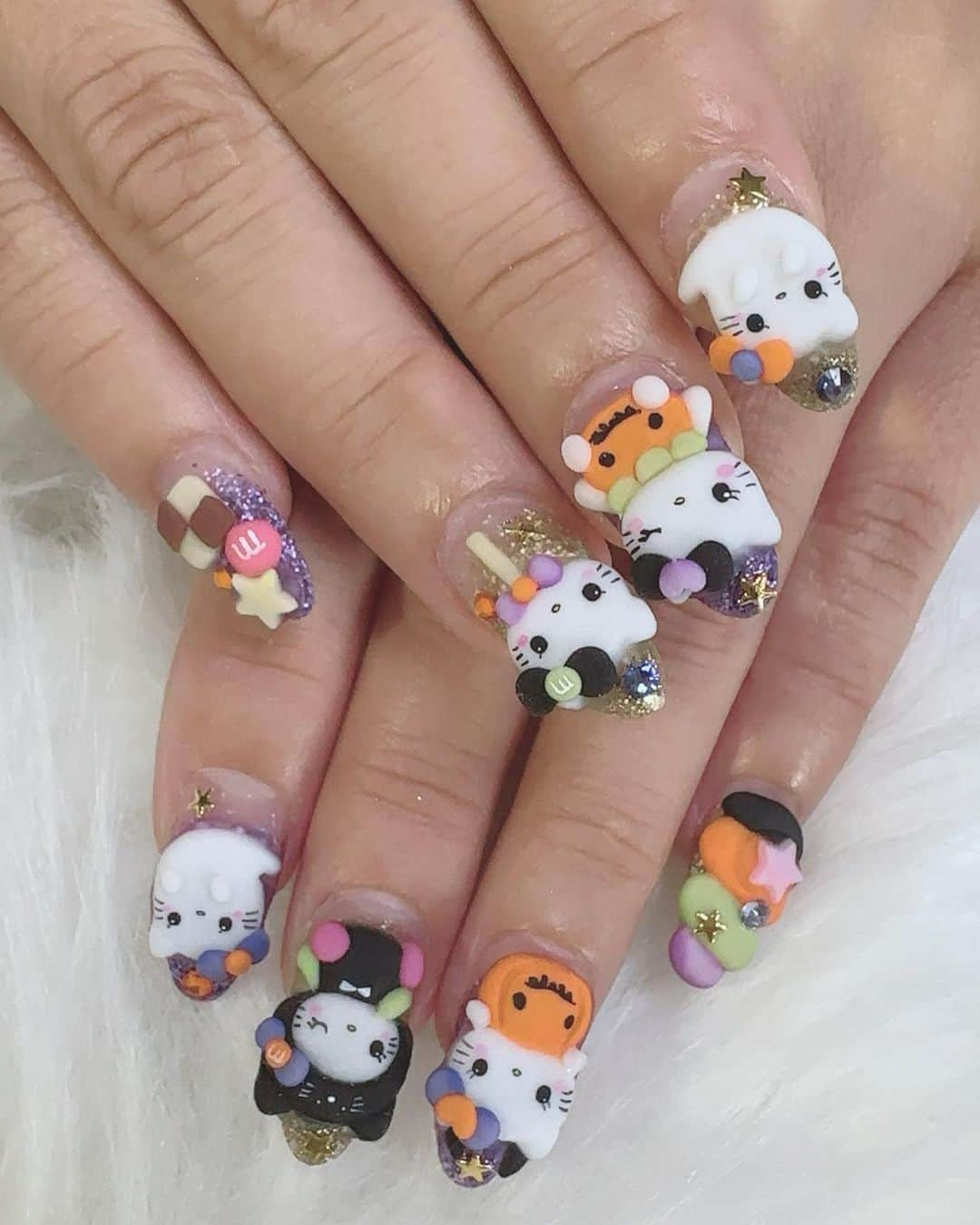 香織のインスタグラム：「ハロウィンキティ✨🎃  コーティング後は4枚目！  #nail#halloween#halloweennails#キティネイル#hellokitty#japanesenails#量産型#キャラネイル#大阪ネイルサロン#岸和田#スカルプ#ハロウィンネイル」