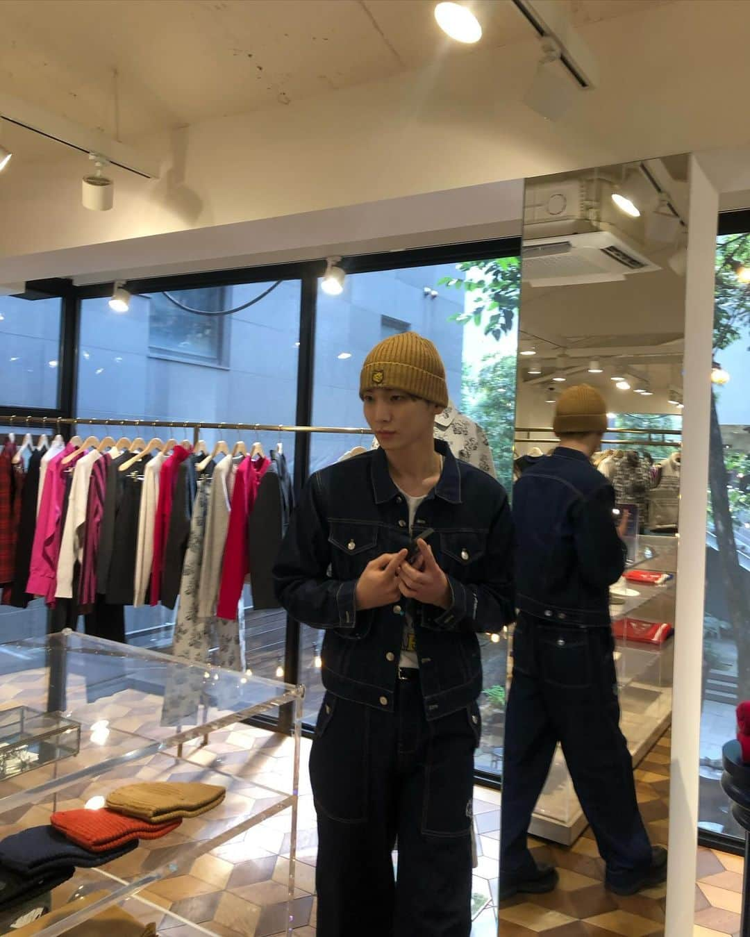 キー さんのインスタグラム写真 - (キー Instagram)「여우들 신나게 보고 왔다🦊🩵 #메종키츠네 #maisonkitsune  @maisonkitsune @가로수길 #광고」9月21日 13時05分 - bumkeyk