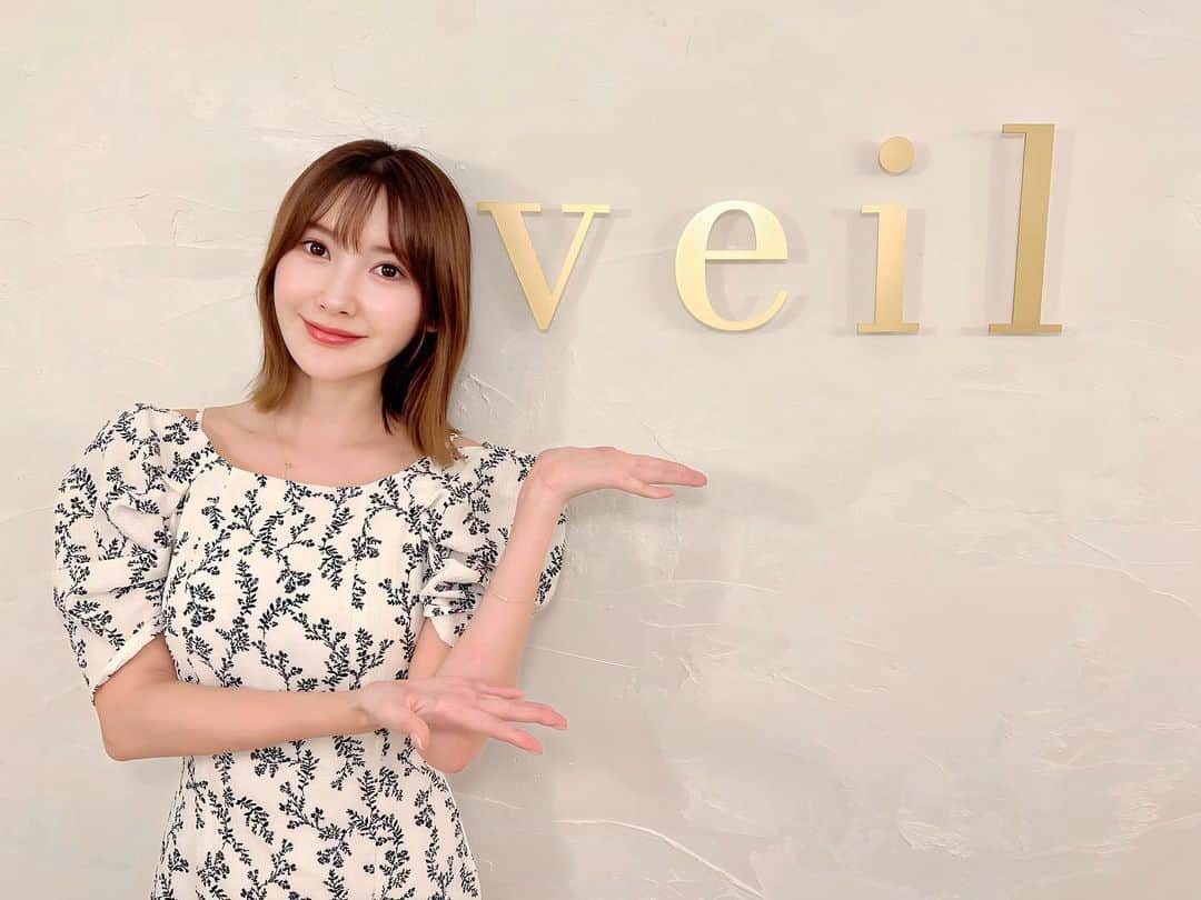璃子のインスタグラム：「先日 @veil_ginza さんで痩身エステを施術して頂きました✨ インキュアという高周波マシンで、気になる部分を加温トリートメントしてもらったよ☺️ 本当に気持ち良くて気づいたら寝てました💤笑  冷え性や便秘にも効果があるそうです！ 店内も可愛くて是非また行きたいと思うサロンでした💓  #veil#銀座#エステ#痩身#インキュア」