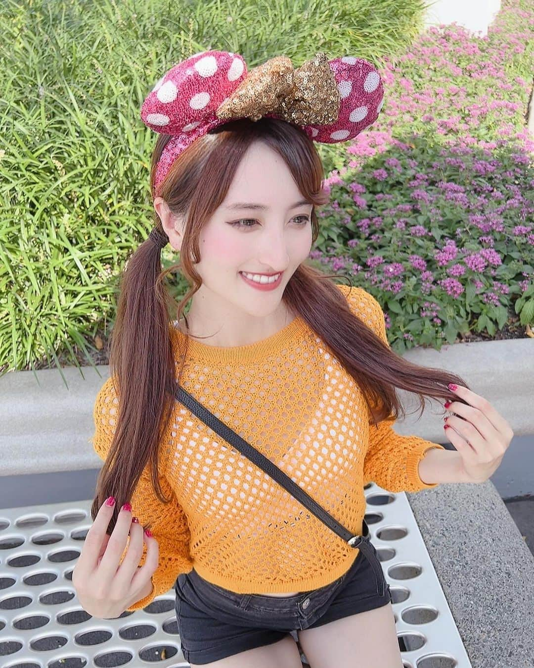 さあやさんのインスタグラム写真 - (さあやInstagram)「. 続いて、magic kingdom park🏰🐭🩷 シンデレラ城が設置されていて、4つのパークの中でも大本命☺️ パーク内は東京disneyとかなり近いと感じました☺️ 現在は工事中で有名な乗り物は乗れなかったけれど💦🥲 私が1番好きな乗り物はトロン・ライトサイクル・ラン🎢💖 バイク型の高速ジェットコースターで、今までに感じたことのないような新しい感覚でした🎉今年の4月に出来た新アトラクションらしい🇺🇸 私は結構怖い乗り物が好きなので、強い方は是非💞 この日も雨降りました😭☔️フロリダは本当に気候が変わりやすいので、要注意☝🏻 . . . #disney#disneyworld#disneylife#disneyhalloween#disneygram#disneyparks#disneymagic#disneymagickingdoms#magickingdom#フロリダ#フロリダディズニー#floridagirl#マジックキングダム#ディズニーワールド#旅行#旅行記#アメリカ旅行#アメリカ生活#アメリカ留学#留学生活#留学生#留学日記#留学生と繋がりたい#大学生#ディズニー#yellow#disneyphotography#海外留学#海外旅行#海外ガール」9月24日 19時00分 - saya___endo