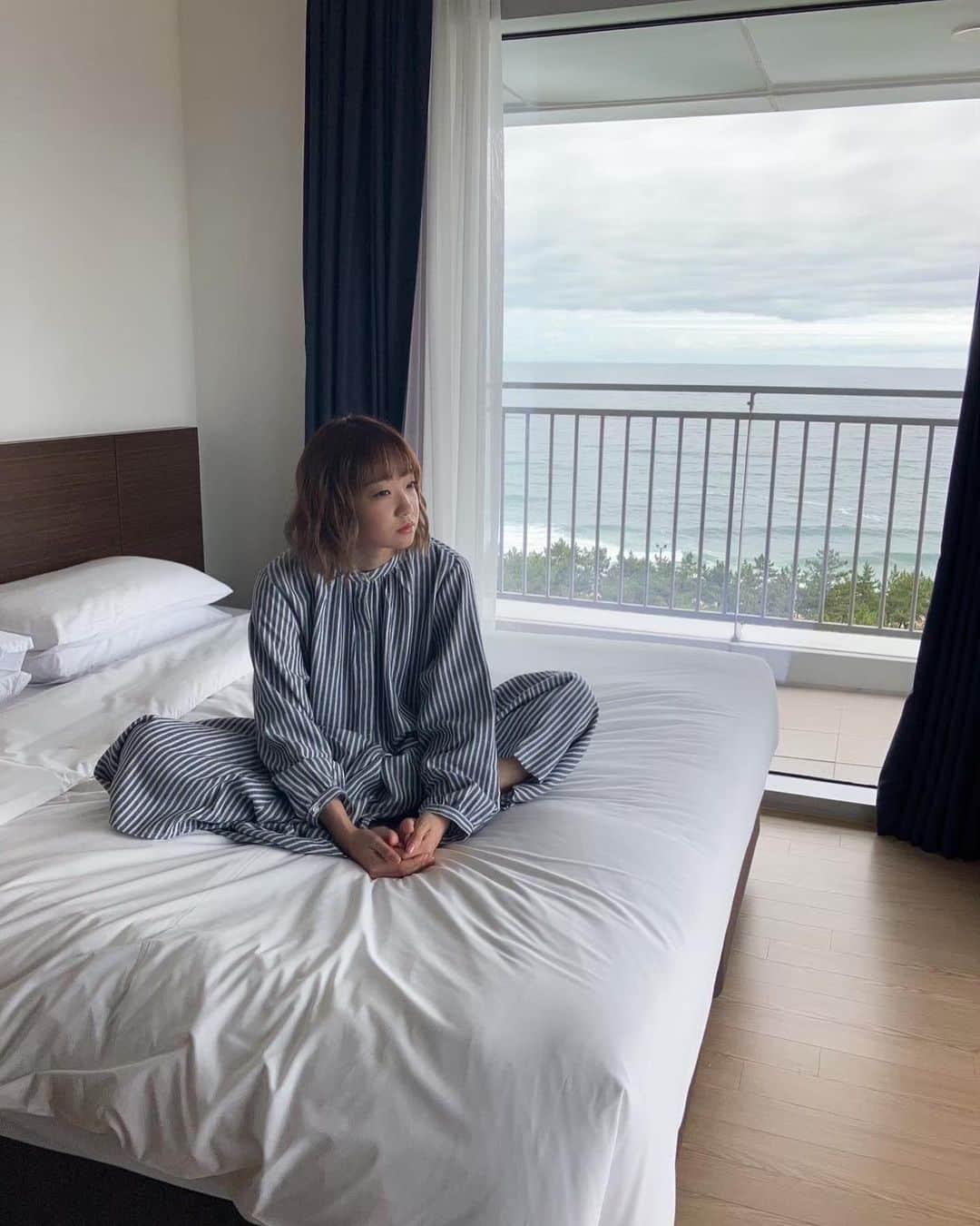 大橋彩香のインスタグラム：「オフショット📸  #あやからしさ全開   朝は苦手。。  大橋彩香1st写真集「らしさ」発売中✨  10月1日(日)大阪のTSUTAYA EBISUBASHIにて開催される、発売記念イベント抽選受付は本日9/21(木)までです！  お忘れなく〜(スタッフ)  #大橋彩香」