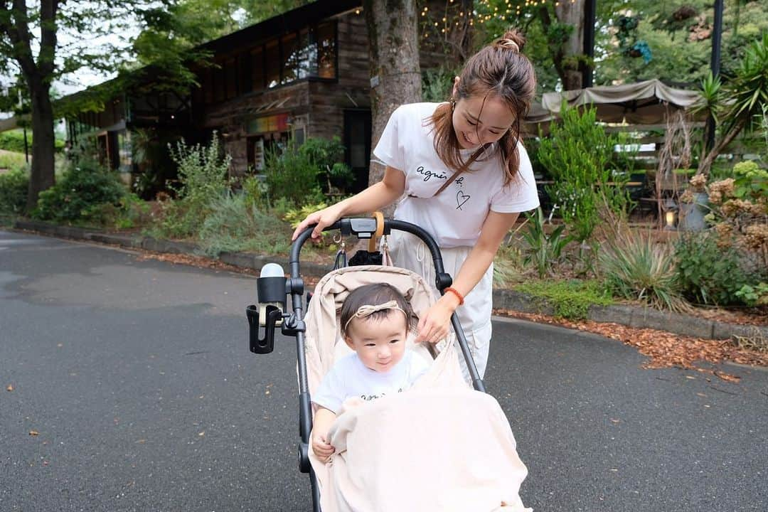 筒井萌子さんのインスタグラム写真 - (筒井萌子Instagram)「*  　ずっと気になってた駒沢公園の入り口にある 　Mr.FARMERでランチしたよーෆ  　しらすのピザ🍕が美味しくて忘れられない🤭🧡 　また食べに行きたいなぁ◡̈⃝  　ほたて👶🏻と @agnesb_officiel のお揃いコーデ𖦊 　なぜか困ると眉間にＶの字の触角が現れる🤣  ・ 　#エリックカール #エリックカールプレイパーク  　#はらぺこあおむし #baby  　#プレママ #出産準備 #生後3ヶ月 #両親学級　 　#プレママ教室 #baby #令和4年ベビー　 　#第一子 #秋生まれベビー #9月生まれ 　#育児日記 #子育て日記 #令和4年ベビー　 　#出産準備 #出産祝い #親子モデル #赤ちゃんモデル 　#ニューボーンフォト #子連れ旅行　 　#お食い初め #生後100日 #女の子ベビー 　#離乳食 #離乳食準備 #離乳食準備グッズ 　 #10か月ベビー #10ヶ月女の子」9月21日 13時42分 - tsutsui.moeko.o