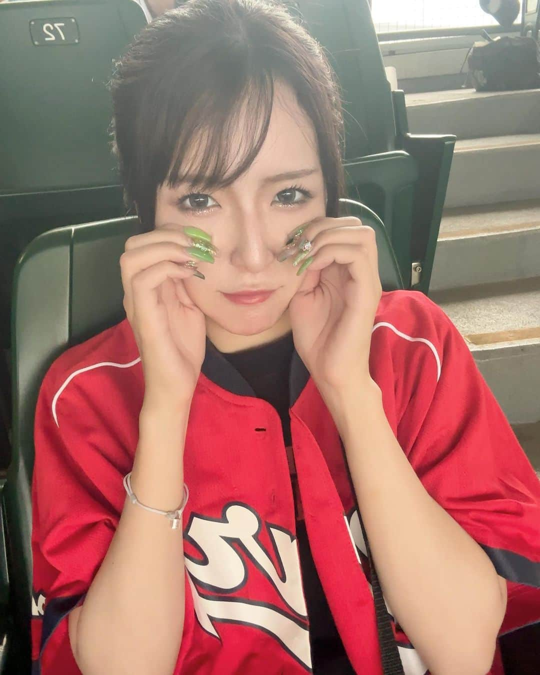 柴崎なおさんのインスタグラム写真 - (柴崎なおInstagram)「どうやら甲子園とは私相性悪いみたい。 バファローズおめでとうやが 1ゲーム差ですね、、  笑顔の写真撮りたい！笑 頑張れカープ🥹🥹🥹  #博多弁カープ女子 #カープ女子 #野球女子 #ボレジョ #大阪 #福岡 #japanesegirl    #タレント #モデル #ラジオパーソナリティ  #ポートレート #被写体 #photographer   #carp #広島カープ #野球観戦 #ユニホーム #hiroshima #プロ野球 #カープ観戦 #カープグッズ #カープ #阪神タイガース #阪神 #阪神甲子園球場 #甲子園 #⚾️ #グリーンシート #秋山翔吾 #teamakiyama」9月21日 13時46分 - n_srin751