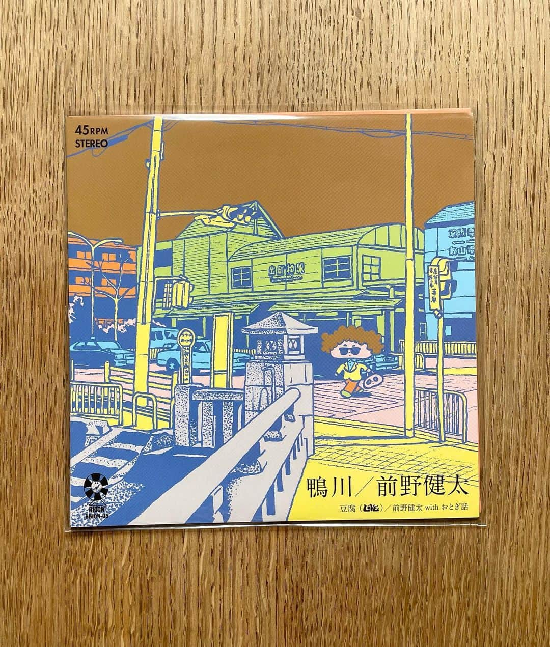 本秀康さんのインスタグラム写真 - (本秀康Instagram)「「前野健太デビュー15周年記念ライブ　～まだここからな気がする～」のポスタービジュアルを描きました。また前野健太の仕事が出来て嬉しいです。  今まで描いた前野健太をご紹介します。 デビュー3周年ライブ パンフレット／デビュー12周年ライブ ポスター／「さみしいだけ」ジャケット／「Love」ジャケット／「鴨川」ジャケット／「あたらしい朝」ジャケット／「前野健太のどーして歌は生まれんの」ビジュアル／オリジナル／dresscodes×前野健太グッズ #前野健太 #本秀康」9月21日 13時50分 - hideyasu_moto