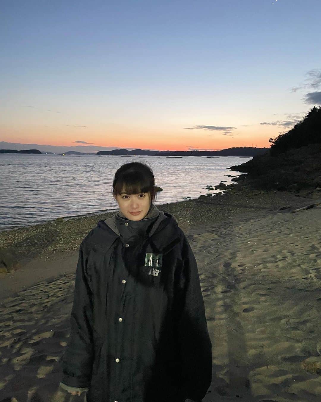 小西桜子のインスタグラム：「今夜放送の「遺留捜査」 スペシャルに相良波琉役で出演させていただきます。  9/21(木)テレビ朝日系 午後8:00〜9:54放送です。  人気シリーズに参加できて光栄でした。 今回は瀬戸内海の小さな島を舞台にした物語です。 ぜひ、ご覧ください🐚🐋🪨  撮影で訪れた岡山、鹿久居島の美しい海と。  #遺留捜査」