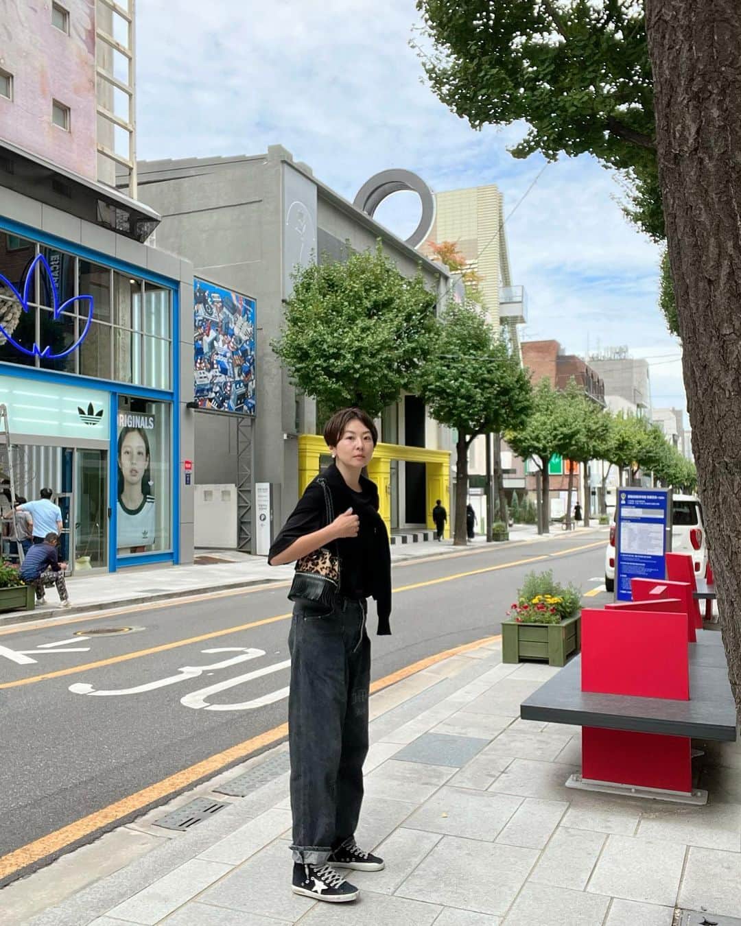 五明祐子のインスタグラム：「ソウル🇰🇷に来ています🤗 夫は仕事、私は旅行😅  ソウル、朝晩かなり涼しい…😳です  短い滞在時間でどれだけおいしいもの食べられるか😆🇰🇷🍲  #韓国#korea#ソウル#笑顔なし😆#常に厳しい目😆#撮影者は夫😆」