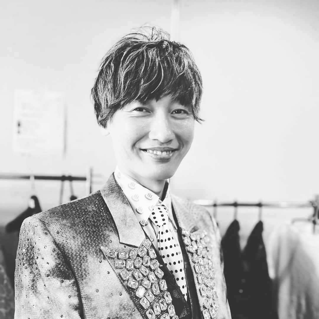 純烈さんのインスタグラム写真 - (純烈Instagram)「💚  #後上翔太 smile  #純烈  #オフショット  #モノクロ写真」9月21日 14時00分 - junretsu_official