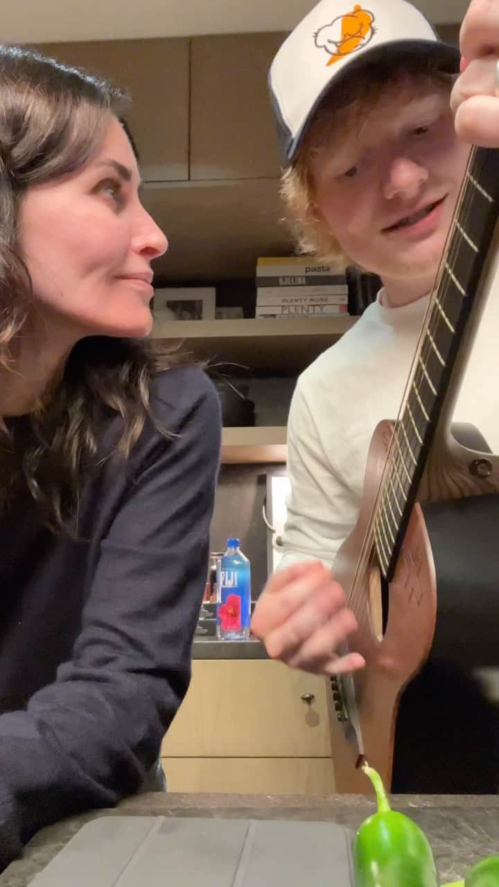 エド・シーランのインスタグラム：「Impromptu kitchen jam of American Town with my landlady @courteneycoxofficial, sorry for the late rent, I’m good for it」