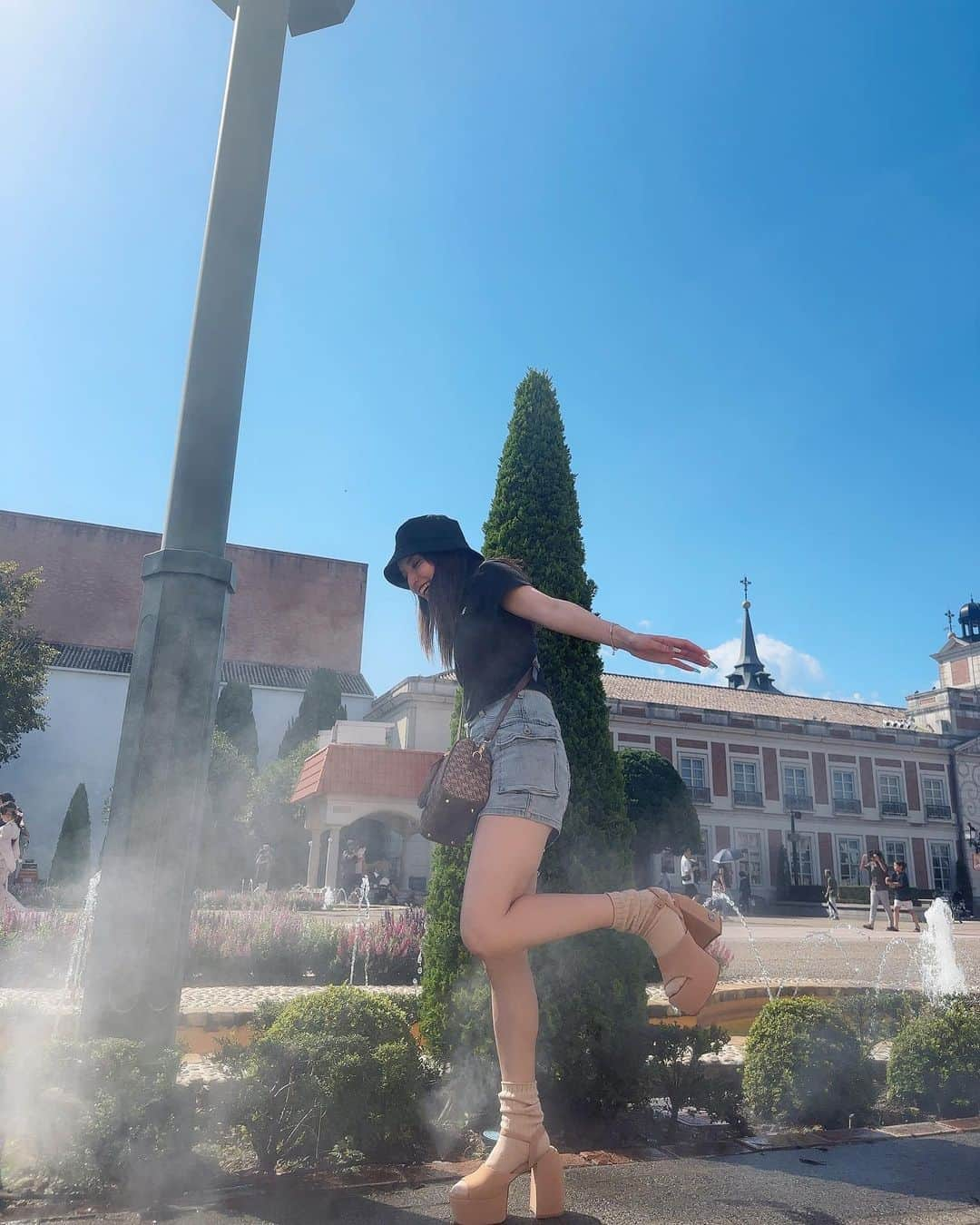 柴崎なおさんのインスタグラム写真 - (柴崎なおInstagram)「ミスト気持ちかった 志摩スペイン村🇪🇸  ピレネー楽しすぎてまた絶対行きたい！！！  #博多弁カープ女子 #カープ女子 #野球女子 #ボレジョ #大阪 #福岡 #japanesegirl   #タレント #モデル #ラジオパーソナリティ  #ポートレート #被写体 #photographer   #鳥羽 #鳥羽国際ホテル #鳥羽旅行 #鳥羽観光 #三重観光 #三重旅行 #海 #テラス #志摩スペイン村 #志摩 #伊勢志摩 #志摩観光 #バケハコーデ #バケハ女子 #gyda #gydaコーデ #デニムスカートコーデ」9月24日 20時30分 - n_srin751