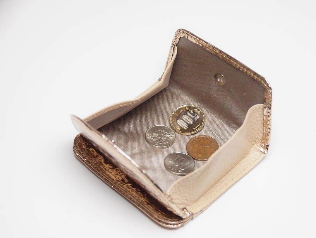 mukuさんのインスタグラム写真 - (mukuInstagram)「⁡ CRÈME m78シリーズにコンパクトでとても便利なコインケースが加わりました ⁡ カードは3枚、2つ折り紙幣ポケット、レシートなどのポケット、そして取り出しやすいコインスペース マチがとても薄いのでポケットに収めても邪魔にならず、 自動販売機用の小銭は持っていたいウォーキングなどにもとても重宝するんです ⁡ オンライン販売で販売スタートしました ⁡ #𝑚𝑢𝑘𝑢+𝐶𝑅𝐸𝑀𝐸 #撥水バッグ #イタリア製箔 #キラキラ輝く #ミニマルコインケース #輝く財布 #スパークリングウォレット #多機能財布 #便利なウォレット　　 #機能性財布 #クールなアクセサリー #コンパクトウォレット #撥水財布 #miniwallet #イタリア製 #ラミナスティール #𝑚𝑎𝑑𝑒𝑖𝑛𝑗𝑎𝑝𝑎𝑛 #他にない財布 #メタリック財布 #ファッション雑貨 ⁡ ⁡ ⁡ ⁡ ⁡」9月21日 14時12分 - muku_monterosa