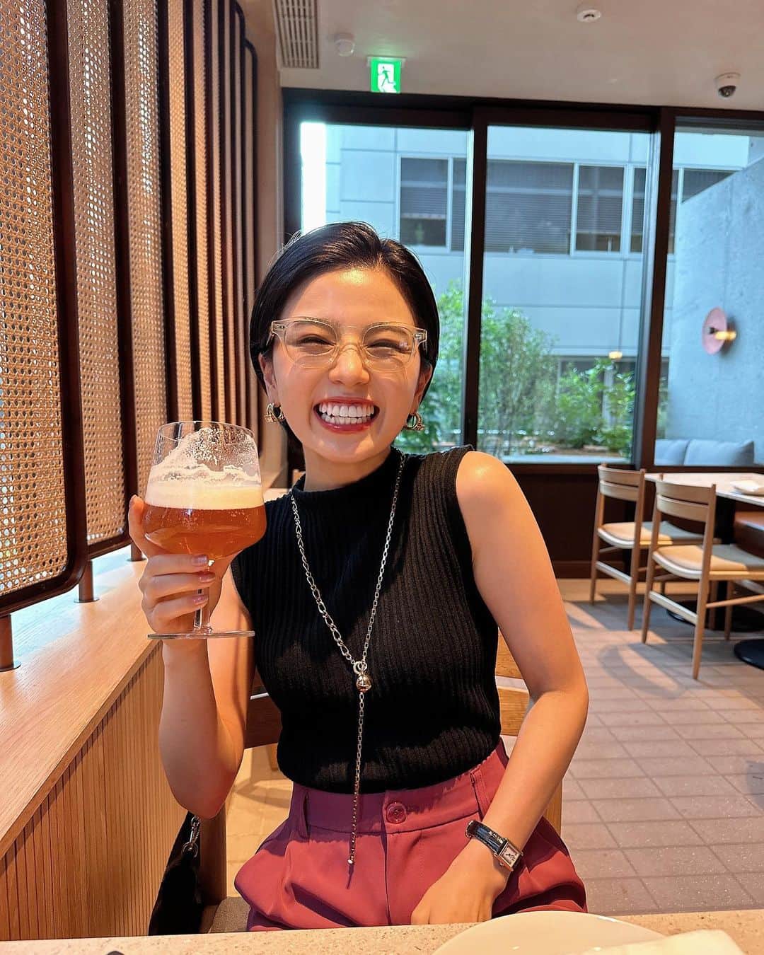 小池美由のインスタグラム：「大好きなビールとピザで とてもご機嫌です🍺🍕❤️‍🔥  ご機嫌の極まれし  生地がもちもちすぎて 一生食べていたい気持ち🥺  お気に入りの眼鏡も 修理して大復活を遂げました。  雑な一面を持っているので 注意して生きていこう🏅  #3枚目オフショット 明るい時間のビールが心を豊かにした結果  まだ一杯目です」