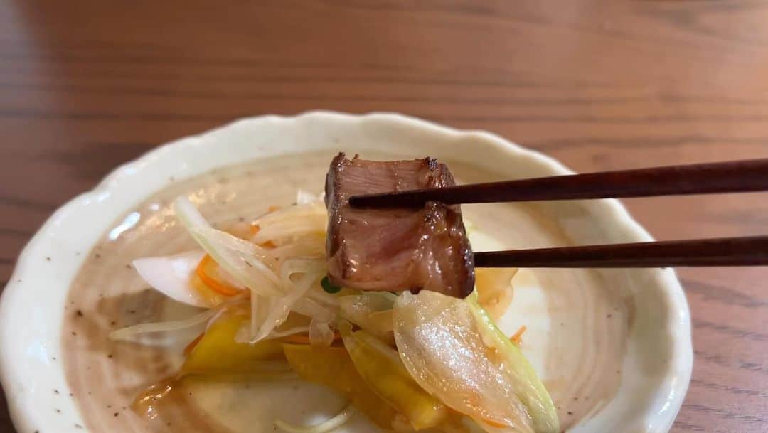 うえたけのインスタグラム：「静岡市鷹匠にある居酒屋「ふるはし」さん🏮 E-REX豚のチャーシューはまさに豚の極みでした🐖 さっぱりしてるけど旨味がギュッと詰まってます‼️ 美味しすぎて叫びました♪」