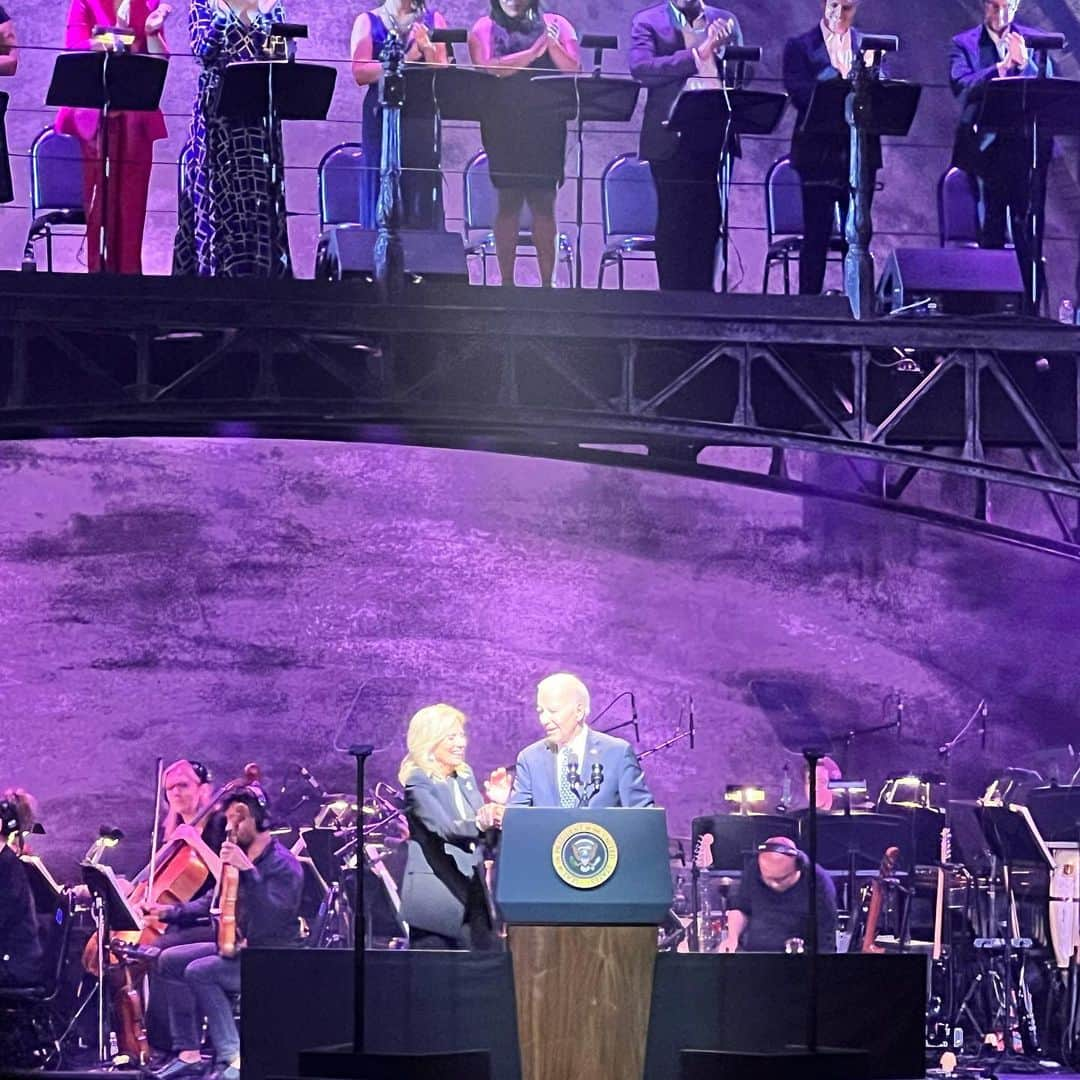 小出恵介さんのインスタグラム写真 - (小出恵介Instagram)「Broadway for Biden🇺🇸🇺🇸  ブロードウェイ主催による、アメリカ民主党代表 ジョーバイデン大統領の 2024年大統領選挙のFund Raising Concertにご招待され参加させて頂きました🇺🇸✨❗️  今イベントでは古今のブロードウェイスターが一同に結集し、様々なミュージカルの名曲や往年のヒットソングをバージョンを換えて代わるがわる歌う豪華なイベントで、冒頭には第一夫人ジル・バイデン博士、そして最後にジョーバイデン大統領が20分ほどの演説を披露しました。  民主党バイデン大統領は前回の大統領選もブロードウェイでファンドレイズコンサートを開いておりブロードウェイ初めエンターテイメント業界とは近い関係のようです。  現在はハリウッドでの俳優組合と脚本家組合のストライキの影響(僕の撮影もイン直前でストップしている⚡️⚡️⚡️)で大統領選挙の資金集めにも影響を及ぼしているようで、よりこのシアターエクイティの協力が必要だとも話していました🎞️🎭🗽  ハミルトンという伝説のミュージカルを創出し、主演したリン・マニュアル・ミランダ😆と同じく初演メンバーであったレスリー・オドム・JrのDuetは2016年以来であり、会場全体が大興奮と大合唱で包まれました。  他にも、ブックオブモルモン初演ジョシュ・ギャッド、現在上演中&ジュリエットのヒロイン、スィニートッド主演でトニー賞も受賞されたアナリー・アシュフォード、トニー賞、グラミー賞受賞のシンシア・エリヴォ、などなど、トニー賞の授賞式かのような圧巻の豪華メンバーでした。残念ながら予告から個人的に一番楽しみにしていたベン・プラットは現れず🥹  まさか人生で現職大統領の演説をおよそ20メートルほどの距離で聴く事ができるとは夢にも思わず、またどえらいクラスの資産家(なはず)の方達や、外のroad closureの大きさ、始まってすぐの潜伏共和党支持者のライブ妨害、入口の警備のガチ厳重さなど、完全にドラマの世界の光景を経験させて頂きました🍸🌏  現場からは以上です🧑‍💻　　　  Such an honor to be invited and attend this significant event “Broadway for Biden” This Fundraising concert is for President Joe Biden’s 2024 campaign. Lunt-Fontanne Theater and around the corner of the theater was impressively packed with crowd and various broadway musical stars. It almost felt like a movie scene! Moreover, it’s been a dream come true for me to see the legend Lin-Manuel Miranda performed “Dear Theodosia” with Leslie Odom Jr from Hamilton. What a day to witness a page of American Presidency Campaign!  #kayreport #broadway4biden  #2024election🇺🇸」9月21日 14時17分 - kaykoide