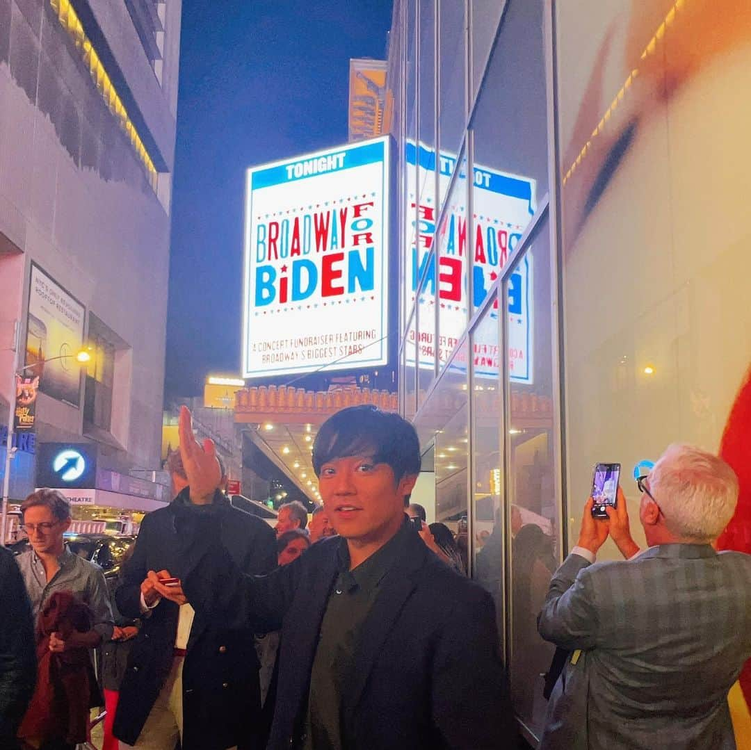 小出恵介さんのインスタグラム写真 - (小出恵介Instagram)「Broadway for Biden🇺🇸🇺🇸  ブロードウェイ主催による、アメリカ民主党代表 ジョーバイデン大統領の 2024年大統領選挙のFund Raising Concertにご招待され参加させて頂きました🇺🇸✨❗️  今イベントでは古今のブロードウェイスターが一同に結集し、様々なミュージカルの名曲や往年のヒットソングをバージョンを換えて代わるがわる歌う豪華なイベントで、冒頭には第一夫人ジル・バイデン博士、そして最後にジョーバイデン大統領が20分ほどの演説を披露しました。  民主党バイデン大統領は前回の大統領選もブロードウェイでファンドレイズコンサートを開いておりブロードウェイ初めエンターテイメント業界とは近い関係のようです。  現在はハリウッドでの俳優組合と脚本家組合のストライキの影響(僕の撮影もイン直前でストップしている⚡️⚡️⚡️)で大統領選挙の資金集めにも影響を及ぼしているようで、よりこのシアターエクイティの協力が必要だとも話していました🎞️🎭🗽  ハミルトンという伝説のミュージカルを創出し、主演したリン・マニュアル・ミランダ😆と同じく初演メンバーであったレスリー・オドム・JrのDuetは2016年以来であり、会場全体が大興奮と大合唱で包まれました。  他にも、ブックオブモルモン初演ジョシュ・ギャッド、現在上演中&ジュリエットのヒロイン、スィニートッド主演でトニー賞も受賞されたアナリー・アシュフォード、トニー賞、グラミー賞受賞のシンシア・エリヴォ、などなど、トニー賞の授賞式かのような圧巻の豪華メンバーでした。残念ながら予告から個人的に一番楽しみにしていたベン・プラットは現れず🥹  まさか人生で現職大統領の演説をおよそ20メートルほどの距離で聴く事ができるとは夢にも思わず、またどえらいクラスの資産家(なはず)の方達や、外のroad closureの大きさ、始まってすぐの潜伏共和党支持者のライブ妨害、入口の警備のガチ厳重さなど、完全にドラマの世界の光景を経験させて頂きました🍸🌏  現場からは以上です🧑‍💻　　　  Such an honor to be invited and attend this significant event “Broadway for Biden” This Fundraising concert is for President Joe Biden’s 2024 campaign. Lunt-Fontanne Theater and around the corner of the theater was impressively packed with crowd and various broadway musical stars. It almost felt like a movie scene! Moreover, it’s been a dream come true for me to see the legend Lin-Manuel Miranda performed “Dear Theodosia” with Leslie Odom Jr from Hamilton. What a day to witness a page of American Presidency Campaign!  #kayreport #broadway4biden  #2024election🇺🇸」9月21日 14時17分 - kaykoide