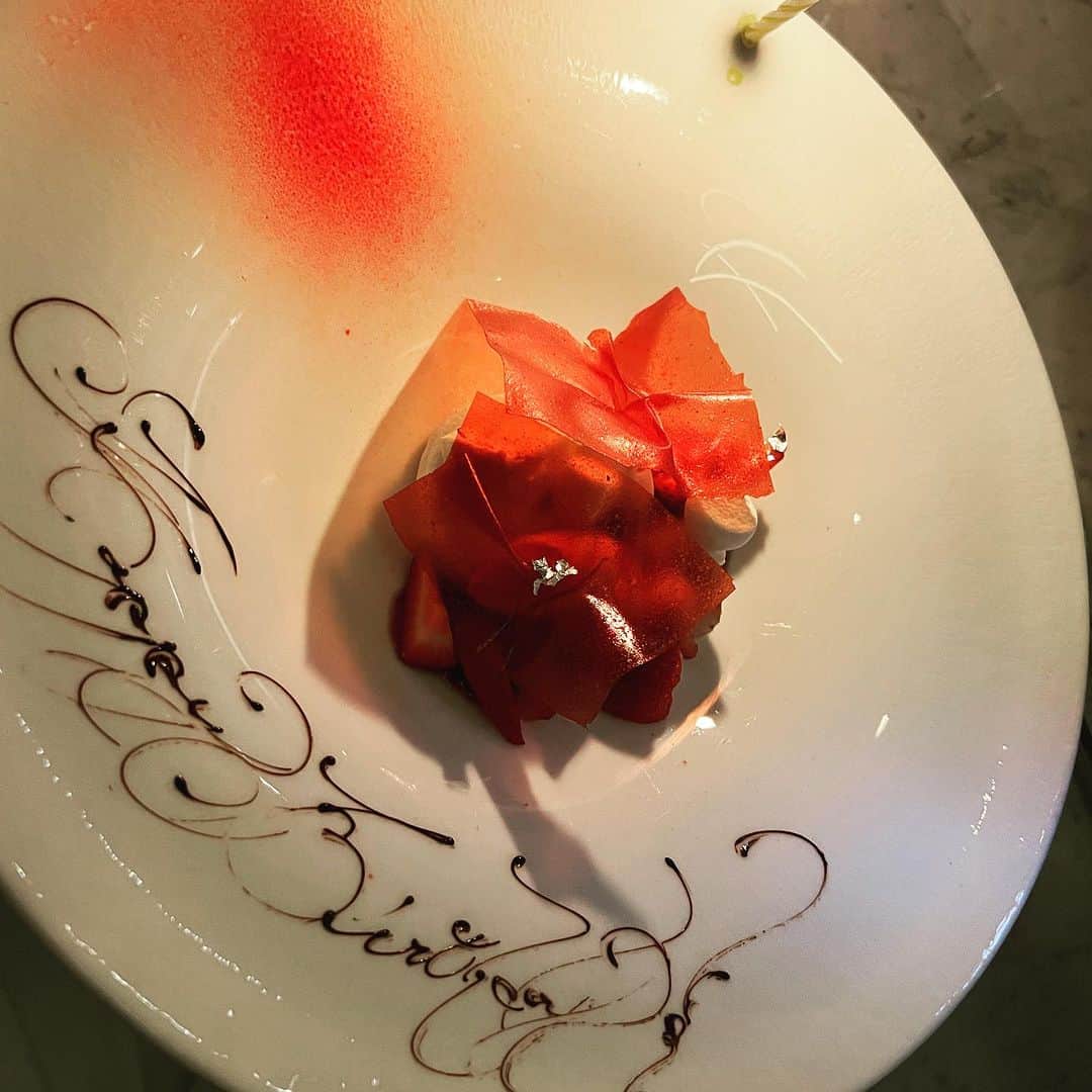 レイチェル・チャンさんのインスタグラム写真 - (レイチェル・チャンInstagram)「バンクーバーで活躍されているパティシエ　@chefkenta 髙橋賢多さんの美しくて美味しい作品で最高のバースデーナイトになりました✨ What a beautiful surprise!  Thank you chef pastry Kenta Takahashi for the exquisite art🎂  #birthday #誕生日 #vancouver #バンクーバー #boulevard #suttonplace #suttonplacevancouver  #bestpastrychef #kentatakahashi」9月21日 14時27分 - rachelchanjpn