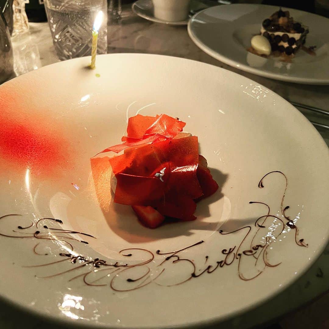 レイチェル・チャンさんのインスタグラム写真 - (レイチェル・チャンInstagram)「バンクーバーで活躍されているパティシエ　@chefkenta 髙橋賢多さんの美しくて美味しい作品で最高のバースデーナイトになりました✨ What a beautiful surprise!  Thank you chef pastry Kenta Takahashi for the exquisite art🎂  #birthday #誕生日 #vancouver #バンクーバー #boulevard #suttonplace #suttonplacevancouver  #bestpastrychef #kentatakahashi」9月21日 14時27分 - rachelchanjpn
