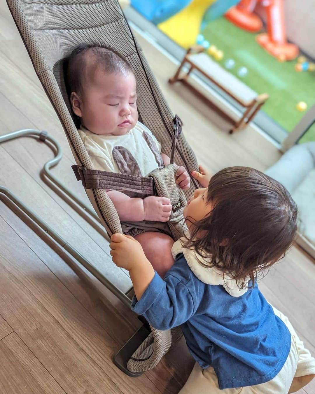 宇都宮まきのインスタグラム：「弟にどうしてもチューしたいお兄ちゃん♡ヽ(´▽｀)/♡  おい❗️起きたやんけ😡 😂」