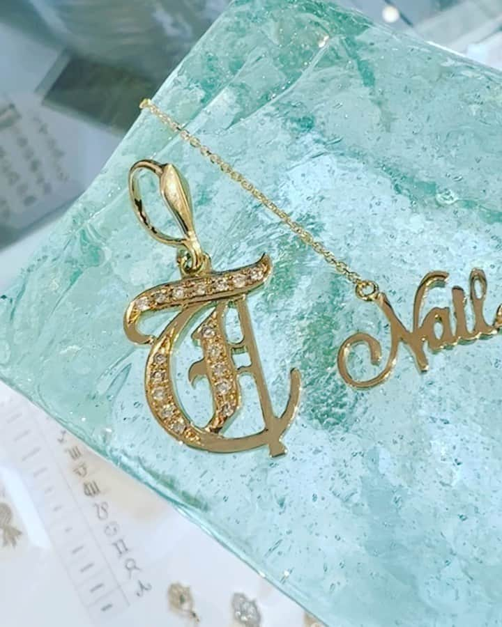 Manoa Love Design Hawaiiのインスタグラム：「Diamond old English T and one diamond name necklace✨ www.manoalovedesign.com (Level 1 , International Market Place Waikiki)  #manoalovedesign #manoa#love#waikiki#customjewelry #namenecklace #oldenglish #madeinhawaii #honoluluhawaii #808state #jewelrymaking #trendjewelry #fashionjewelry #マノアラブデザイン #ワイキキ#ネームネックレス#ハワイ好き #ジュエリー好き #ジュエリーショップ」