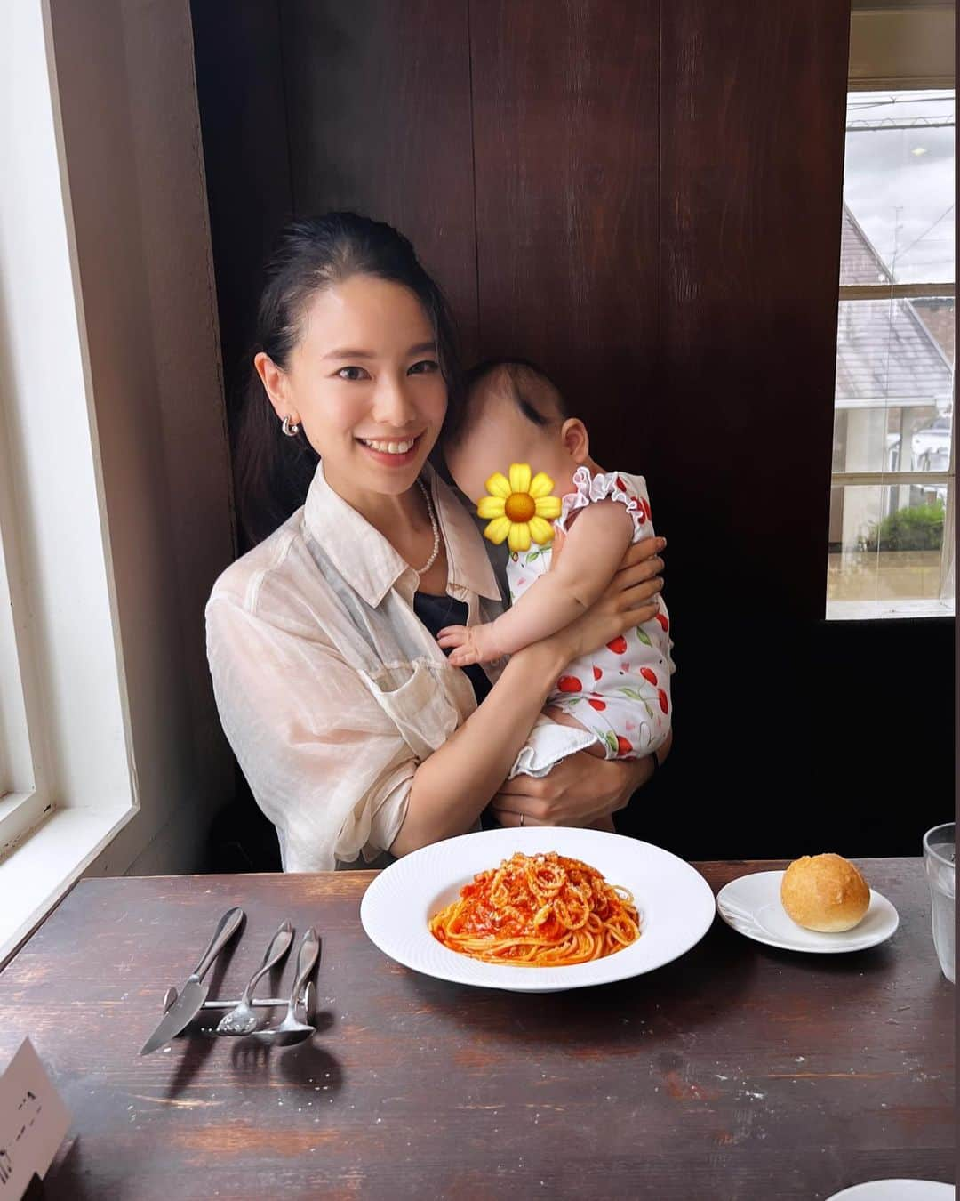 TANAKA SAKi 田中紗貴さんのインスタグラム写真 - (TANAKA SAKi 田中紗貴Instagram)「⋆ ぴぴ👶🏻と一緒にランチ🍽️ ⁡ 超大人しくいい子ちゃんでいてくれたよ🌼 上2人の時なら考えられない😂笑 ⁡ ぴぴは現在3ヶ月半🍼 置いたら寝てくれる神ベビーやったのに 胸の上じゃないと寝てくれない だっこちゃんになったよ🐨🤍 その代わり抱っこさえすれば それで満足してくれるからまだ楽！ ⁡ 寝る子は寝るし寝れない子は寝ない！ 大人しい子もいれば永遠泣いてる子もいる！ 悩んでることもいつの間にか 時間が解決してくれる！ ３児のママになってやっとそれが理解できて 無駄に悩まなくなった🙌🏻笑 ⁡ 悩んでるのは私の産後抜け毛… おでこが倍になりそう👻w 娘には負けるけど← ⁡ ⁡ ⁡ ⁡ #産後3ヶ月#令和５年５月ベビー #女の子ベビー#おハゲちゃん #三児ママ#男男女#末っ子長女 #産後抜け毛#顔周りヤバい#麺大盛り #赤ちゃんのいる暮らし  #ママモデル#モデル#田中紗貴」9月21日 14時24分 - sakiwo.523