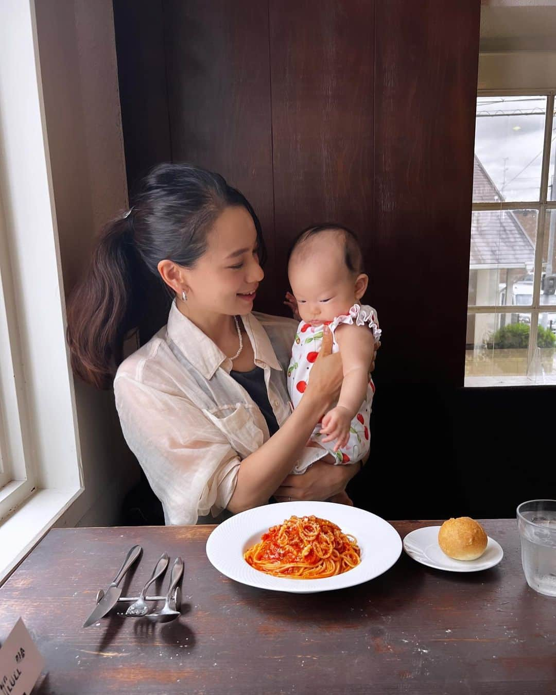 TANAKA SAKi 田中紗貴さんのインスタグラム写真 - (TANAKA SAKi 田中紗貴Instagram)「⋆ ぴぴ👶🏻と一緒にランチ🍽️ ⁡ 超大人しくいい子ちゃんでいてくれたよ🌼 上2人の時なら考えられない😂笑 ⁡ ぴぴは現在3ヶ月半🍼 置いたら寝てくれる神ベビーやったのに 胸の上じゃないと寝てくれない だっこちゃんになったよ🐨🤍 その代わり抱っこさえすれば それで満足してくれるからまだ楽！ ⁡ 寝る子は寝るし寝れない子は寝ない！ 大人しい子もいれば永遠泣いてる子もいる！ 悩んでることもいつの間にか 時間が解決してくれる！ ３児のママになってやっとそれが理解できて 無駄に悩まなくなった🙌🏻笑 ⁡ 悩んでるのは私の産後抜け毛… おでこが倍になりそう👻w 娘には負けるけど← ⁡ ⁡ ⁡ ⁡ #産後3ヶ月#令和５年５月ベビー #女の子ベビー#おハゲちゃん #三児ママ#男男女#末っ子長女 #産後抜け毛#顔周りヤバい#麺大盛り #赤ちゃんのいる暮らし  #ママモデル#モデル#田中紗貴」9月21日 14時24分 - sakiwo.523