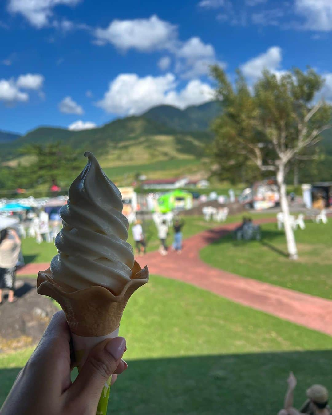 本多末奈さんのインスタグラム写真 - (本多末奈Instagram)「我が家の夏休み🌻 福井県大野市の六呂師高原に行ってきました🐮 たまたまアルプス音楽祭がやっていて いい天気と素敵な景色に囲まれて 自然と音楽を満喫してきました⛰️🎼✨  ミルク工房のソフトクリームの食べ比べもして （濃厚なのとあっさりとがありまして） 山の景色を見ながら食べる環境がとても最高で🍦 普段触れ合えない環境なだけテンション上がるのに とても贅沢な気持ちになりました🥴🫶  マシューも嬉しそうだったな🐶🐾  今はもうビルに囲まれた日常に戻りましたが あの風景が恋しいです⛰️🥲 暑いけど風が涼しくてマイナスイオンたっぷりなのが 山の良いところですね👍また行きたいなー‼︎ 楽しかった私の夏休み☀️  #福井県大野市 #六呂師高原 #六呂師高原アルプス音楽祭 #ミルク工房  #我が家の夏休み #summervacation #familytime」9月21日 14時25分 - honda_mana