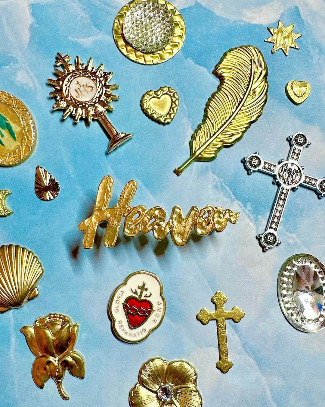 のインスタグラム：「Charaさん🩵 デビュー32周年おめでとうございます！ Heavenロゴをピンバッチにしてみました🩵 #charasimplecitytour2023 #heaven」