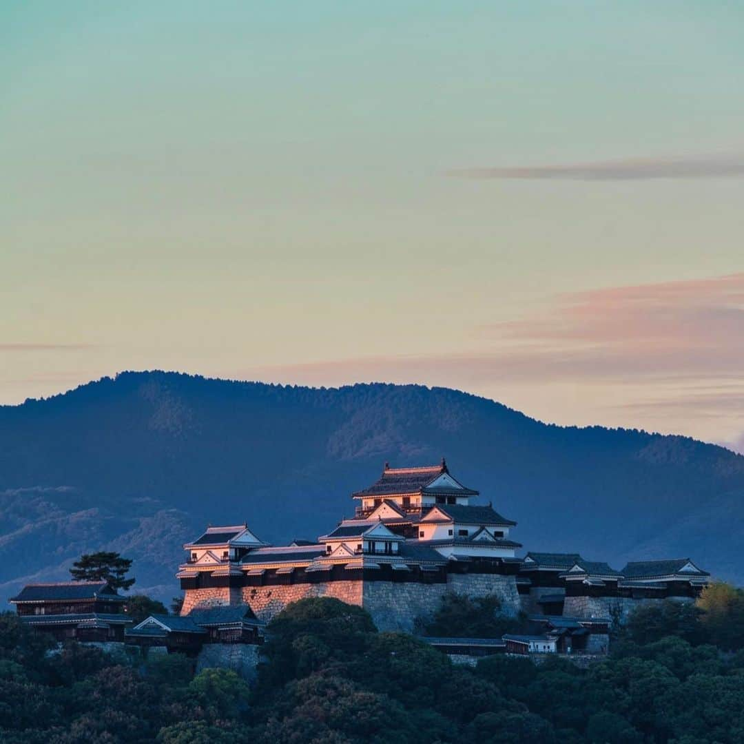 東急ホテルズのインスタグラム：「松山市の中心部、標高132ｍの勝山に築かれた松山城🏯 日本で12か所しか残っていない「現存12天守」のうちのひとつです。 松山東急REIホテルから、松山城までは、公共交通機関で約15分程。 見どころ満載の松山城まで足を延ばしてみてはいかがでしょうか?  ‐‐‐‐‐‐‐‐‐‐‐‐‐‐ 松山東急REIホテル 📍愛媛県/松山市  最新情報や宿泊予約はホテル公式アカウントをご覧ください。 @matsuyama_tokyurei  ‐‐‐‐‐‐‐‐‐‐‐‐‐‐‐ Matsuyama Castle, situated atop Mount Katsuyama at an elevation of 132 meters in the heart of Matsuyama City, is one of the twelve remaining "existing 12 castle keeps" in Japan🏯  Just a 15-minute public transit ride away from Matsuyama Tokyu REI Hotel, the castle presents a compelling journey into history and architecture during your next visit!  ‐‐‐‐‐‐‐‐‐‐‐‐‐‐ Matsuyama Tokyu REI Hotel 📍 Matsuyama, Ehime, Japan  Please refer to the official hotel account for the latest news, events, and reservation information. @matsuyama_tokyurei  ‐‐‐‐‐‐‐‐‐‐‐‐‐‐  📸 1枚目：@c_c_koogram 2枚目：松山東急REIホテル 公式写真」