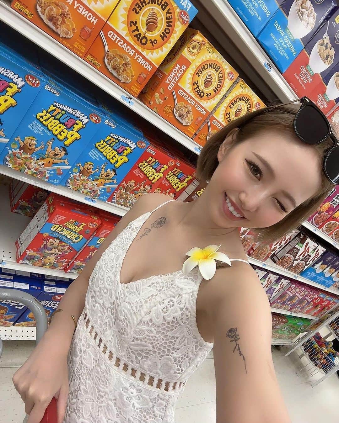 彩田真鈴のインスタグラム：「海外行ったらスーパーマーケット巡り必須🛒  お土産から雑貨まで全部揃うし、ギフトショップより安い🤣🤣  #グアム #グアム旅行 #女子旅」