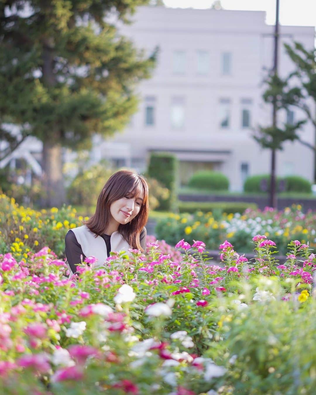 松浦彩のインスタグラム：「おしらせいろいろ🌼 ⠀ ⠀ 先日ロケ終わりに撮っていただきました。 普段着はまだまだノースリーブですがお仕事着は秋仕様にお召替えです🍁  ⠀ 9/21(木)18:10-19:55 FM山形RAMP. テーマ〖秋の恋〗 思い浮かんだ曲、恋のお話お待ちしています💌  ̖́-‬ Xにて #ramp804 をつけてポスト𓅫⸒⸒   ︎︎ 9/23-24(週末)YBC中古車フェア 📍三川町いろり火のさと特設会場  今年も三川会場の場内アナウンスを担当いたします！すぐに乗れちゃうのが中古車のいいところ♡ メーカーディーラーのみなさんがの手厚いサポート付きで安心です🚗  愛車をお探しの方はぜひ︎🫶🏻  ︎︎ ※食いしんぼうですが落ちていたお花は食べていません  photo by @yuuuzi51   #出演情報 #radioparsonality #イベントMC #yamagata」
