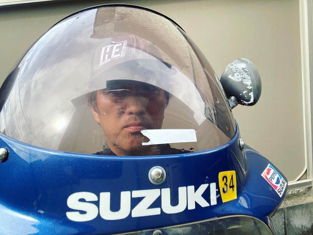 のインスタグラム：「別にスズキが好きな訳じゃないが、家の中は旧いスズキだらけ… 　  #油冷エンジン #gsxr1100」