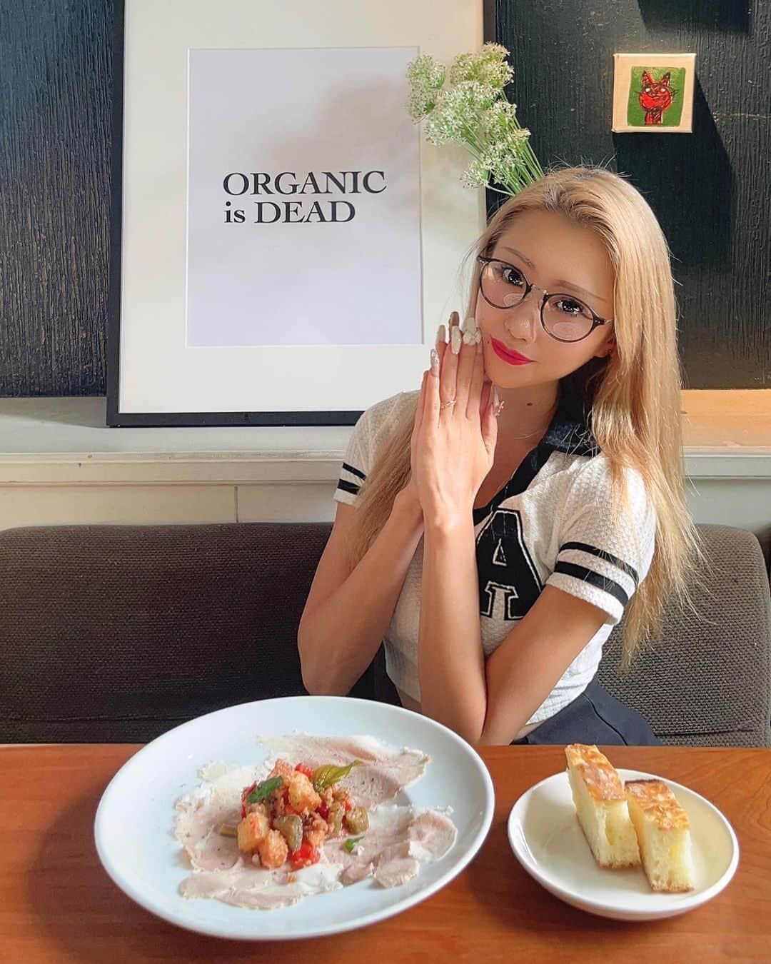 RIIAのインスタグラム：「オーガニック食材のカフェ🫶🏻 オーナーさんが手作りしてる積み立ての野菜とお花がお洒落すぎたっ💐 ＊ 眼鏡するとちょっと秋っぽさ出る気がするのはうちだけかな🤓？」