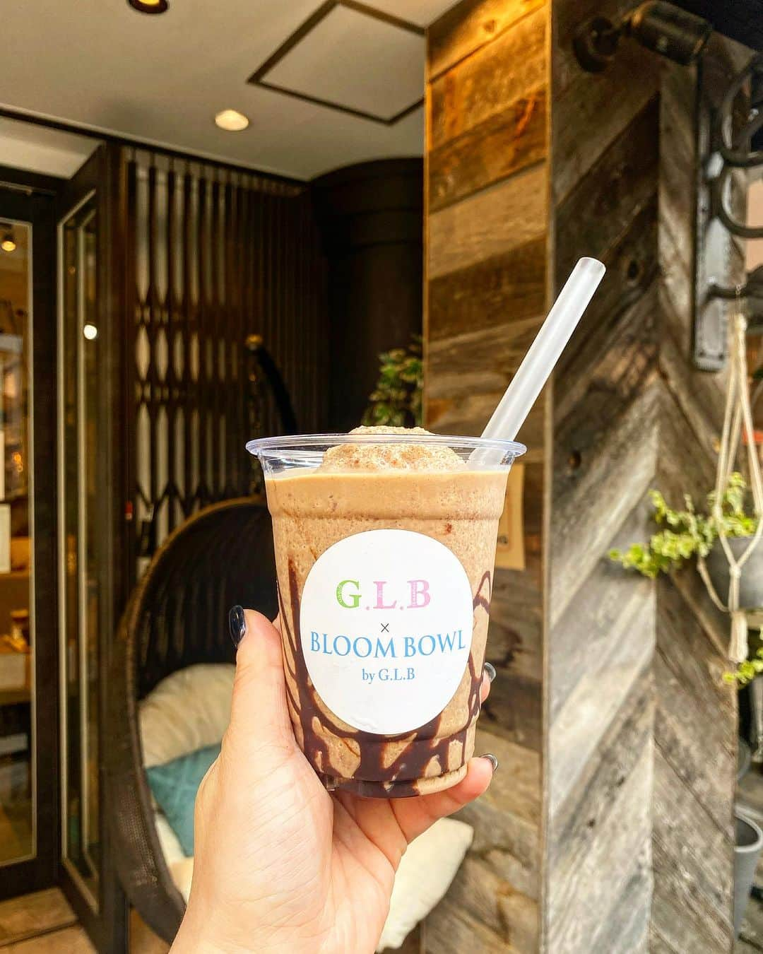 G.L.Bのインスタグラム：「. . まだ暑い日が続きますね😆😆 暑い日にはフラッペがおすすめ！  チョコレートフラッペが人気です🍫🍫  #大阪カフェ #北堀江カフェ  #ビーガンスイーツ #ビーガンカフェ #vegan #natural #naturalcafe #vegancafe #大阪観光 #大阪グルメ #大阪旅行 #osakacafe #osakafood  #チョコレートフラッペ #フラッペ  #大阪サラダ #大阪サラダランチ」