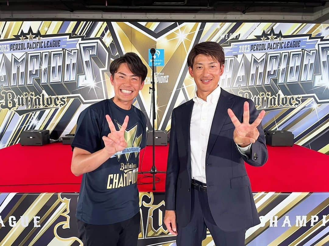 三ツ廣政輝のインスタグラム：「オリックスバファローズリーグ三連覇！！🏆✨(写真の手はV3)  能見さん、河田さんとビールかけの会場でインタビューを担当しました！  私は1週間にビールかけを2回…！中々ない貴重な機会に2度も立ち合わせていただきました🙇  能見さんが選手のみなさんのターゲットになっていたのであまりかからないかなと思っていたのも束の間…。 知り合いの選手が私めがけてビールを浴びせてきたのでしっかり今回も酔いました☺️  「何度やってもビールかけは最高！」とおっしゃる選手の方の気持ちが、まだ2回ではありますが少しわかった気がします…✨  #オリックス #オリックスバファローズ #三連覇 #おめでとうございます」