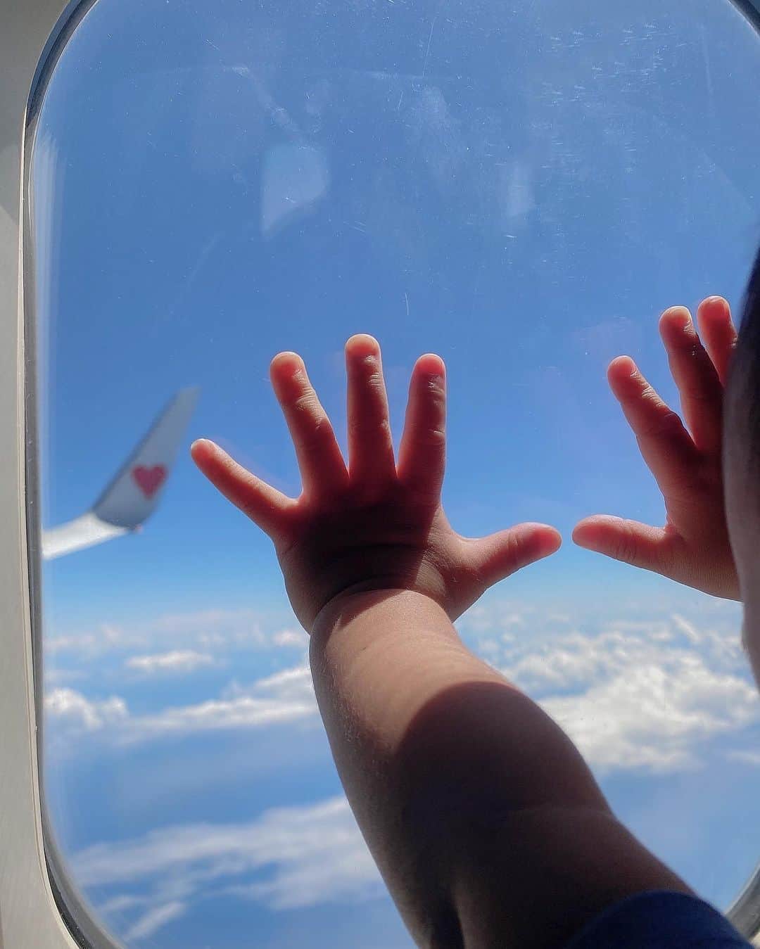 ᗰᗩYᑌᑕᕼIのインスタグラム：「Go ✈️♡  初めての子連れ飛行機☁️ 行きは2人とも寝落ちで平和でした🩵 ちぴも、大きな飛行機に大興奮👧🏽  帰りは...😅w  #happylife #holiday  #travel #trip #okinawa #飛行機 #子連れ旅行 #初めての飛行機 #旅行 #赤ちゃんのいる生活」